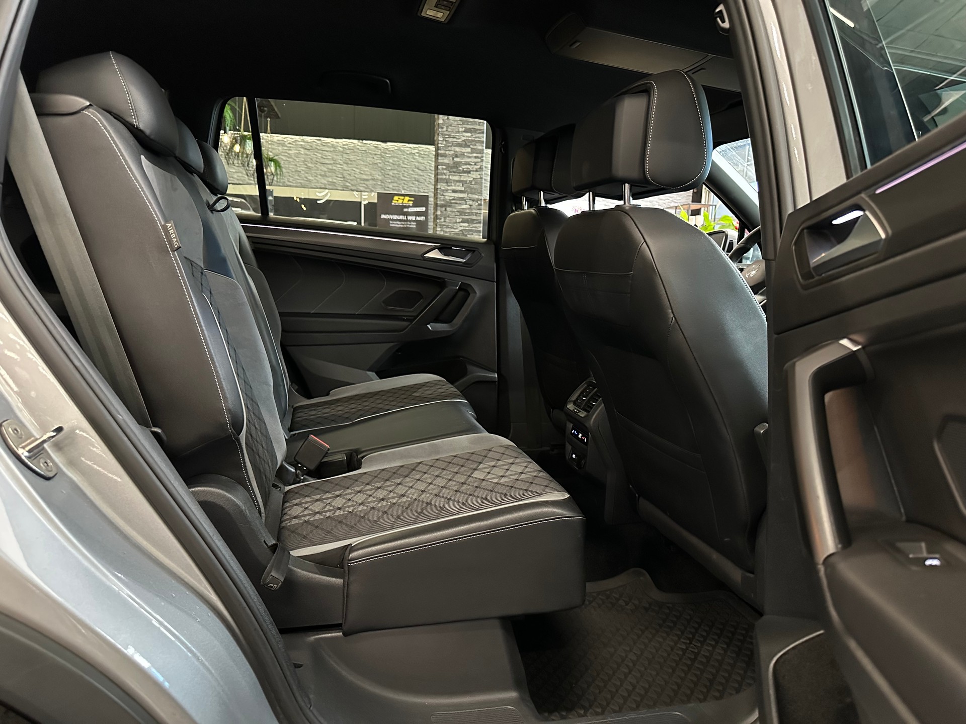 VW Tiguan Allspace 2.0 TDI SCR R-Line 4Motion DSG-image-11