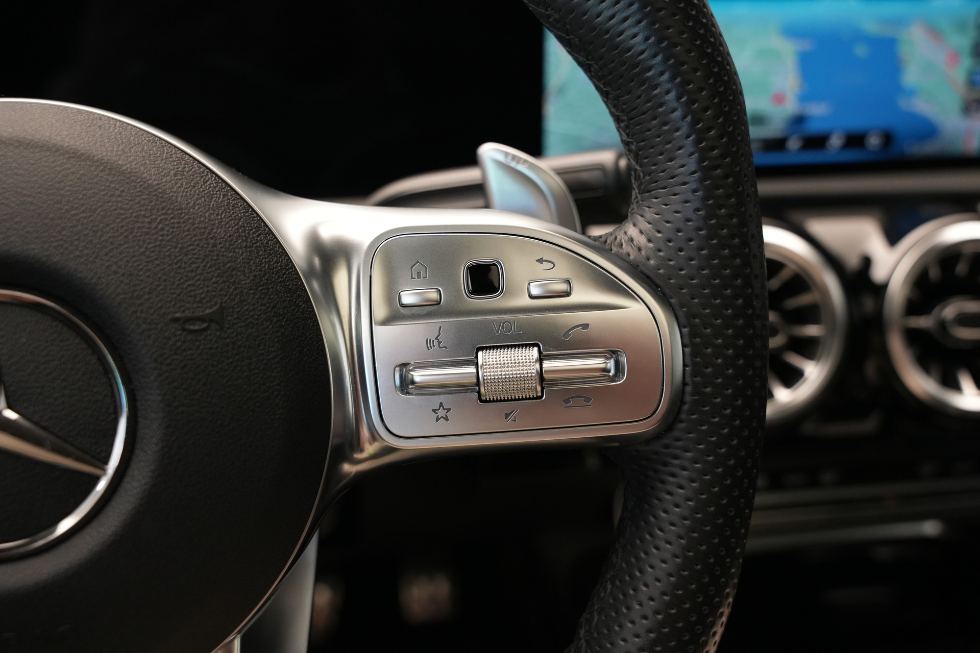 MERCEDES-BENZ CLA 35 AMG 4Matic 7G-DCT *CH-Fahrzeug*-image-33