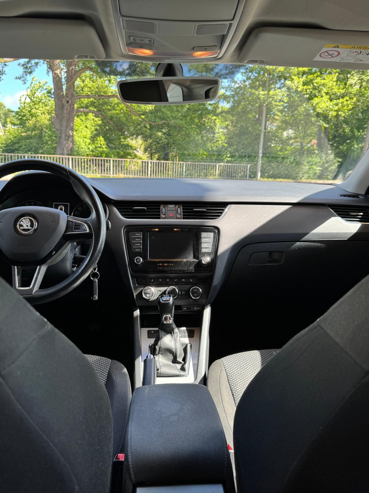 SKODA Octavia Combi 1.6 TDI Ambition 4x4-image-6