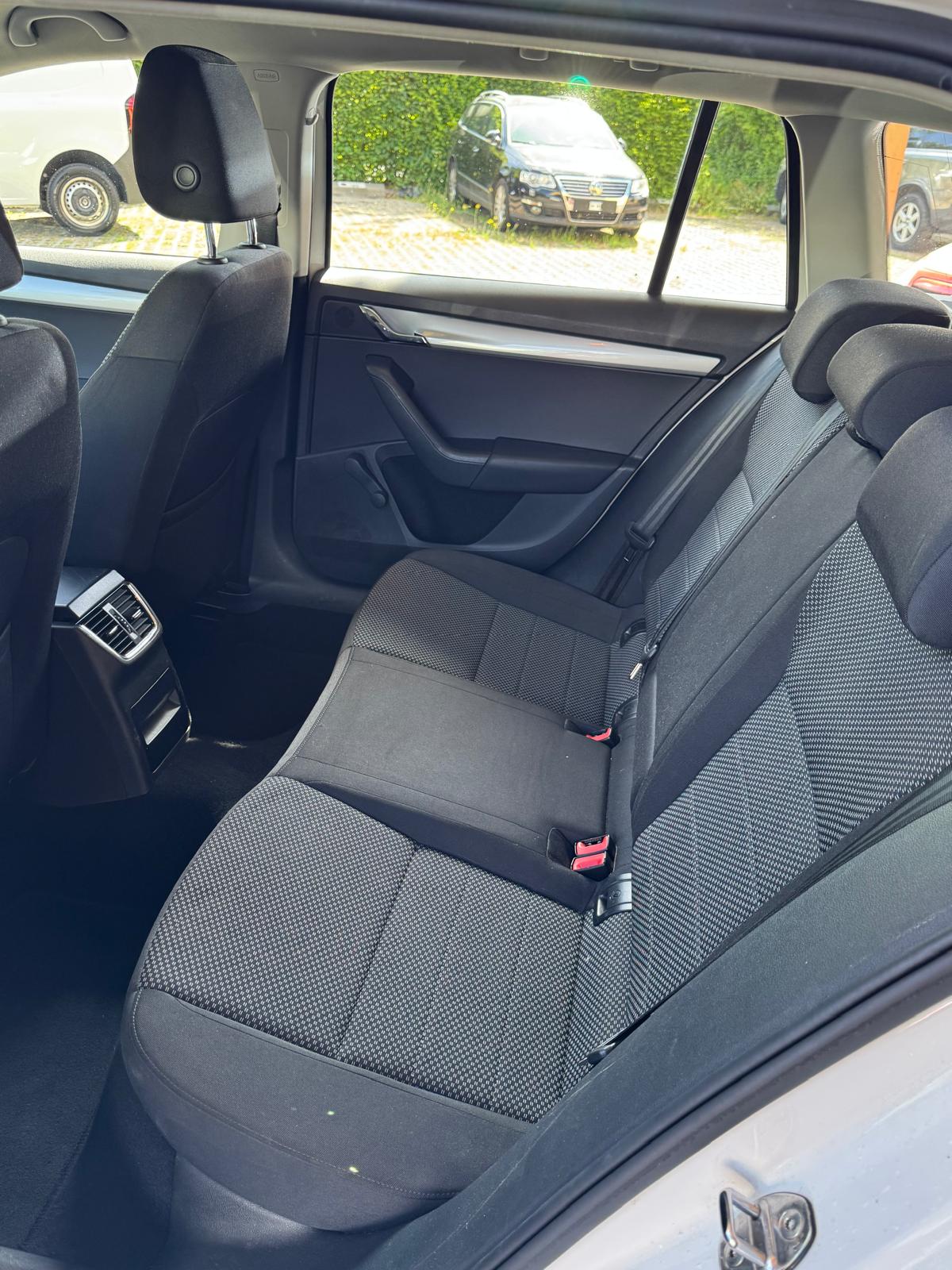 SKODA Octavia Combi 1.6 TDI Ambition 4x4-image-5