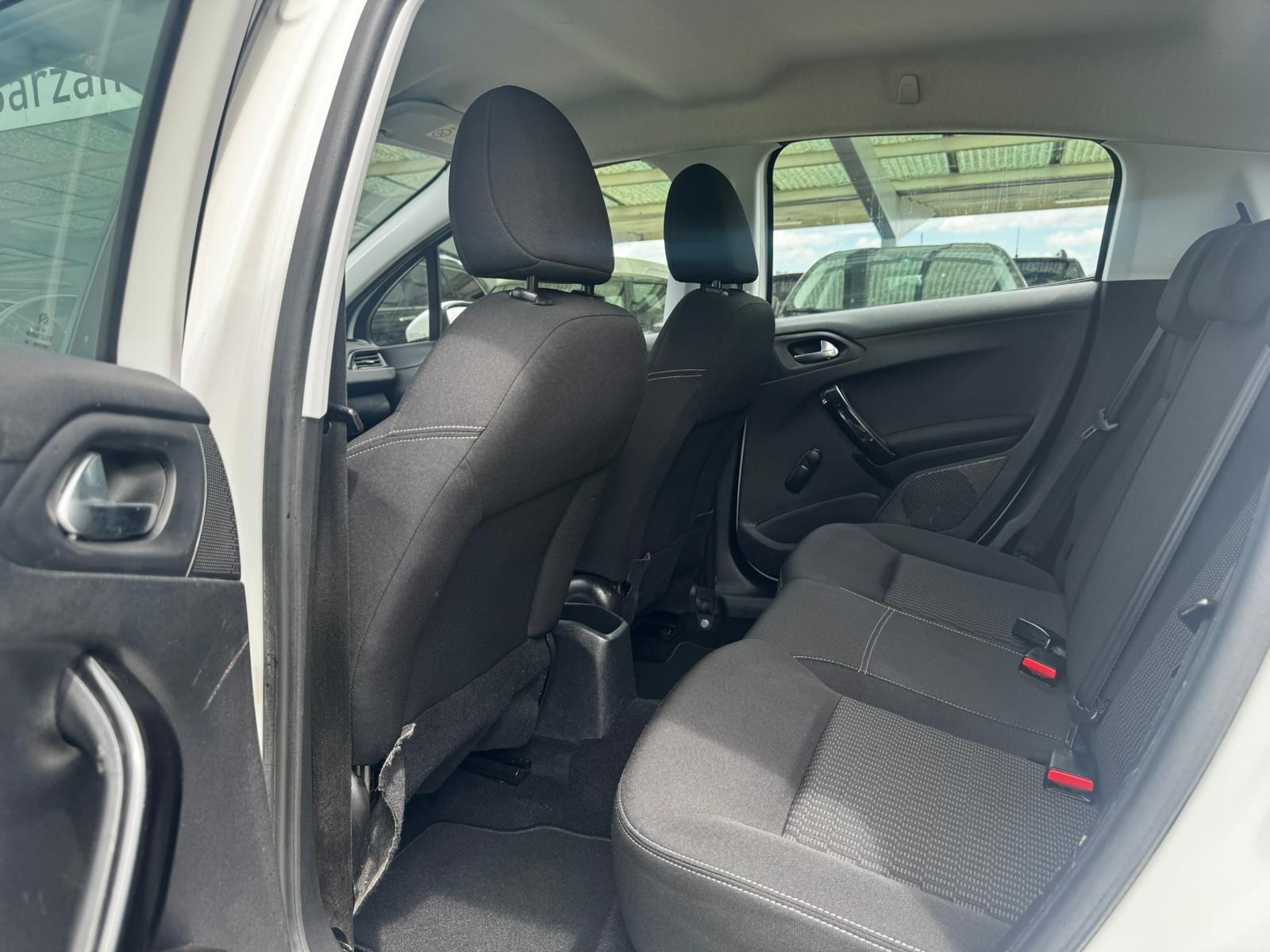 PEUGEOT 208 1.2 PureTech Active-image-10