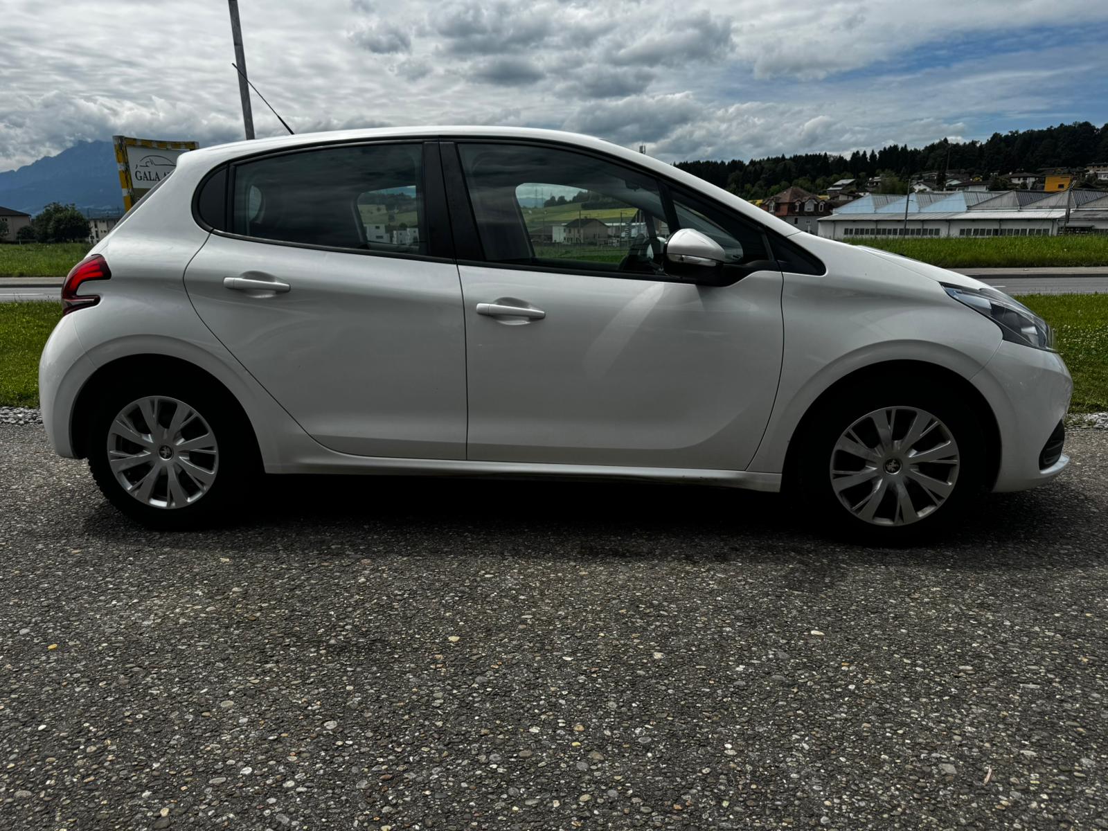PEUGEOT 208 1.2 PureTech Active-image-3