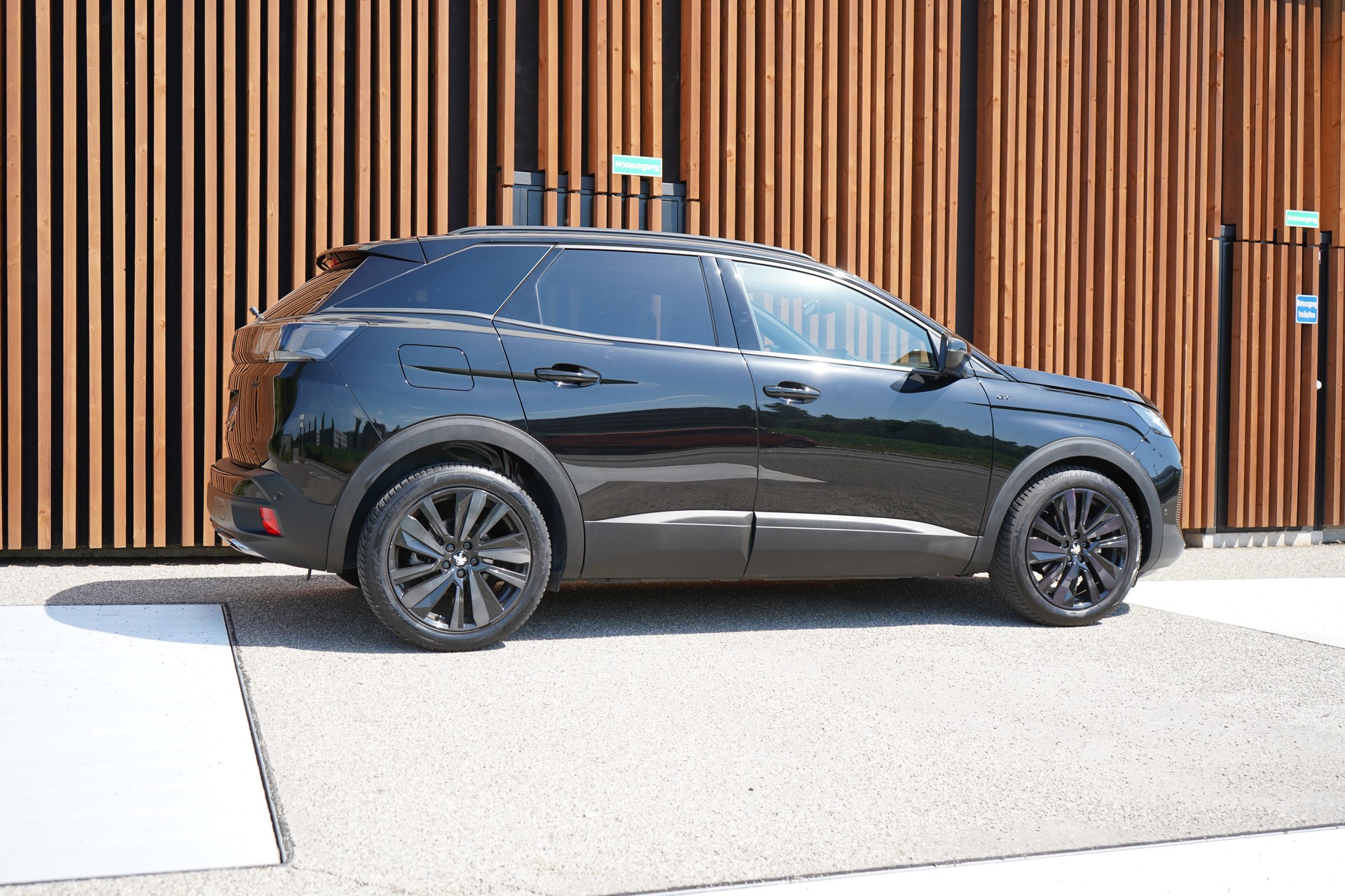 PEUGEOT 3008 1.5 BLUEHDi GT PACK BLACK EAT8 l 130 PS-image-4
