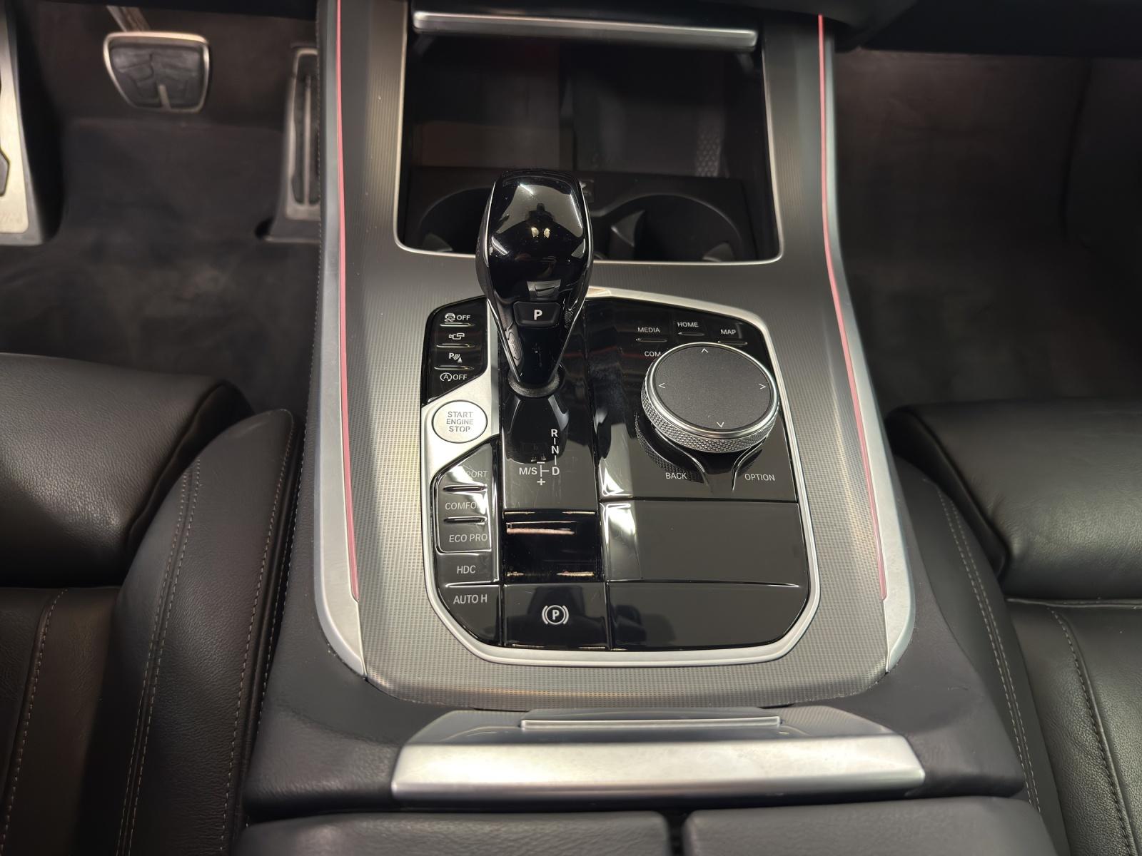 BMW X5 M50i xDrive-image-16