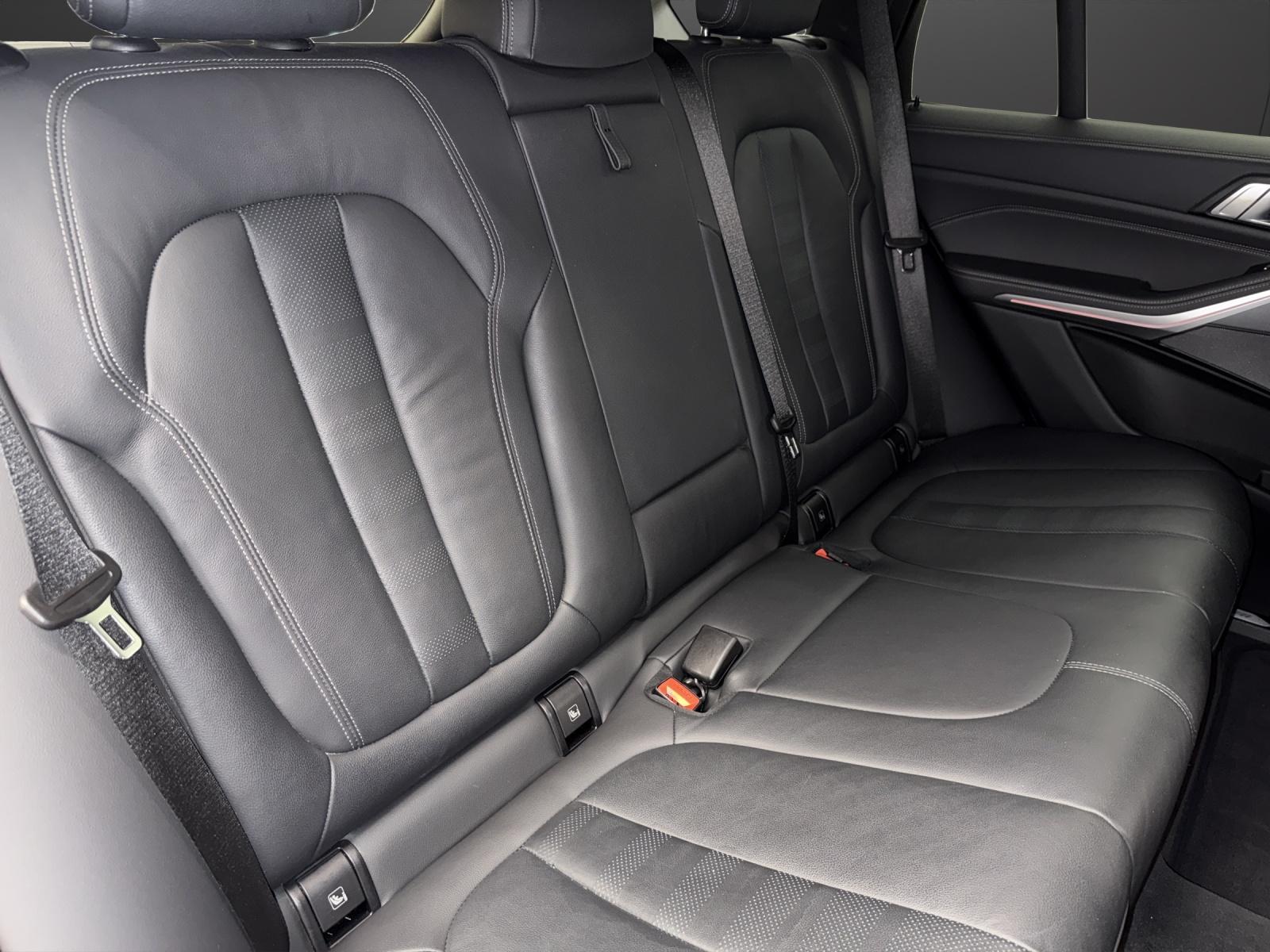 BMW X5 M50i xDrive-image-18