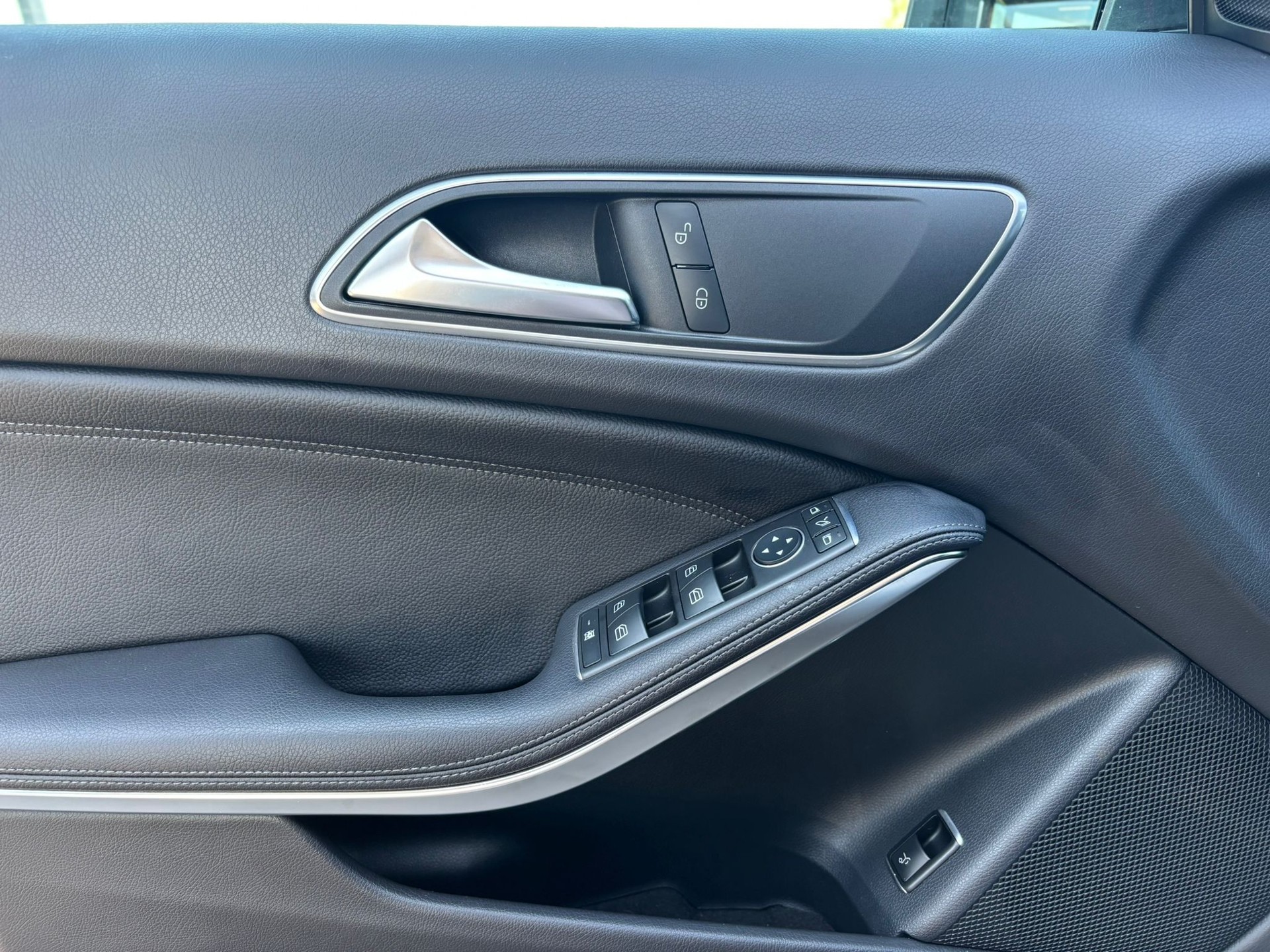 MERCEDES-BENZ GLA 200d Urban 4Matic-image-11