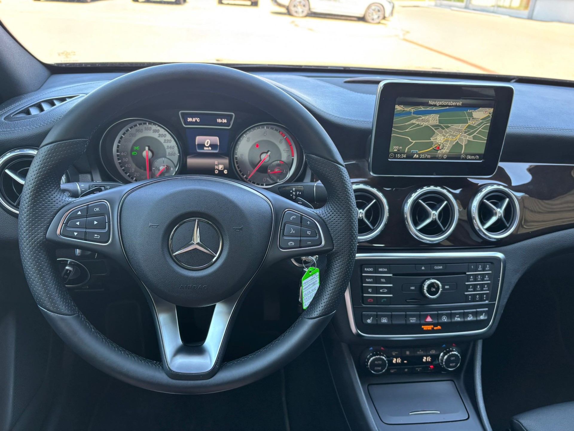 MERCEDES-BENZ GLA 200d Urban 4Matic-image-10