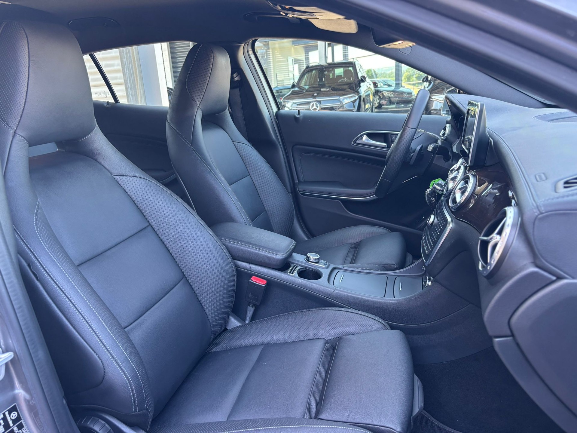 MERCEDES-BENZ GLA 200d Urban 4Matic-image-8