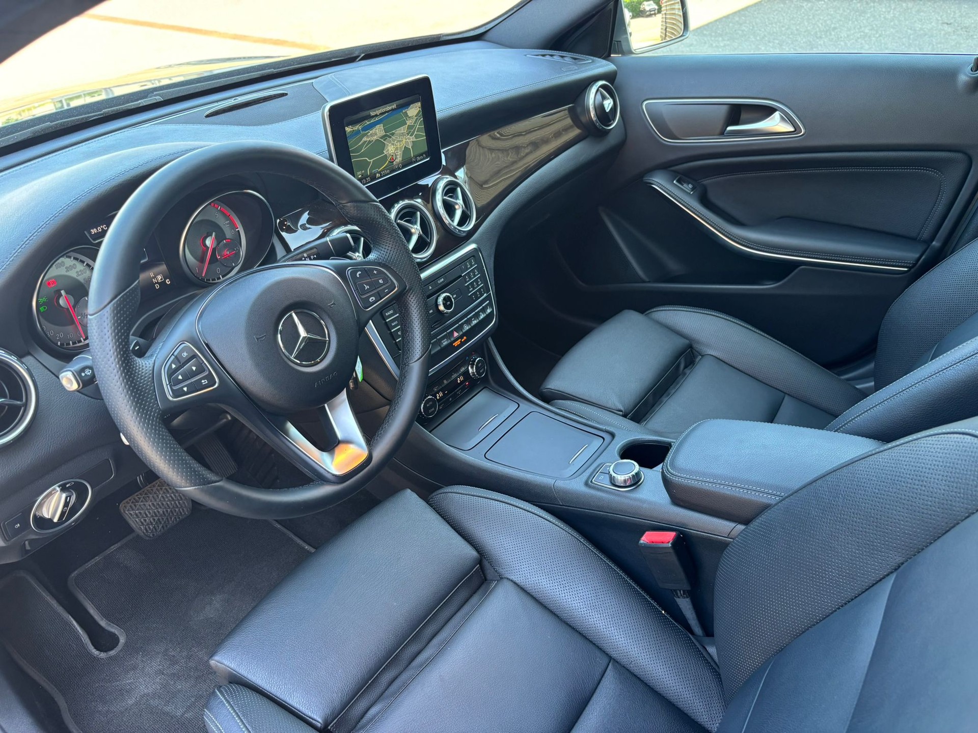 MERCEDES-BENZ GLA 200d Urban 4Matic-image-6