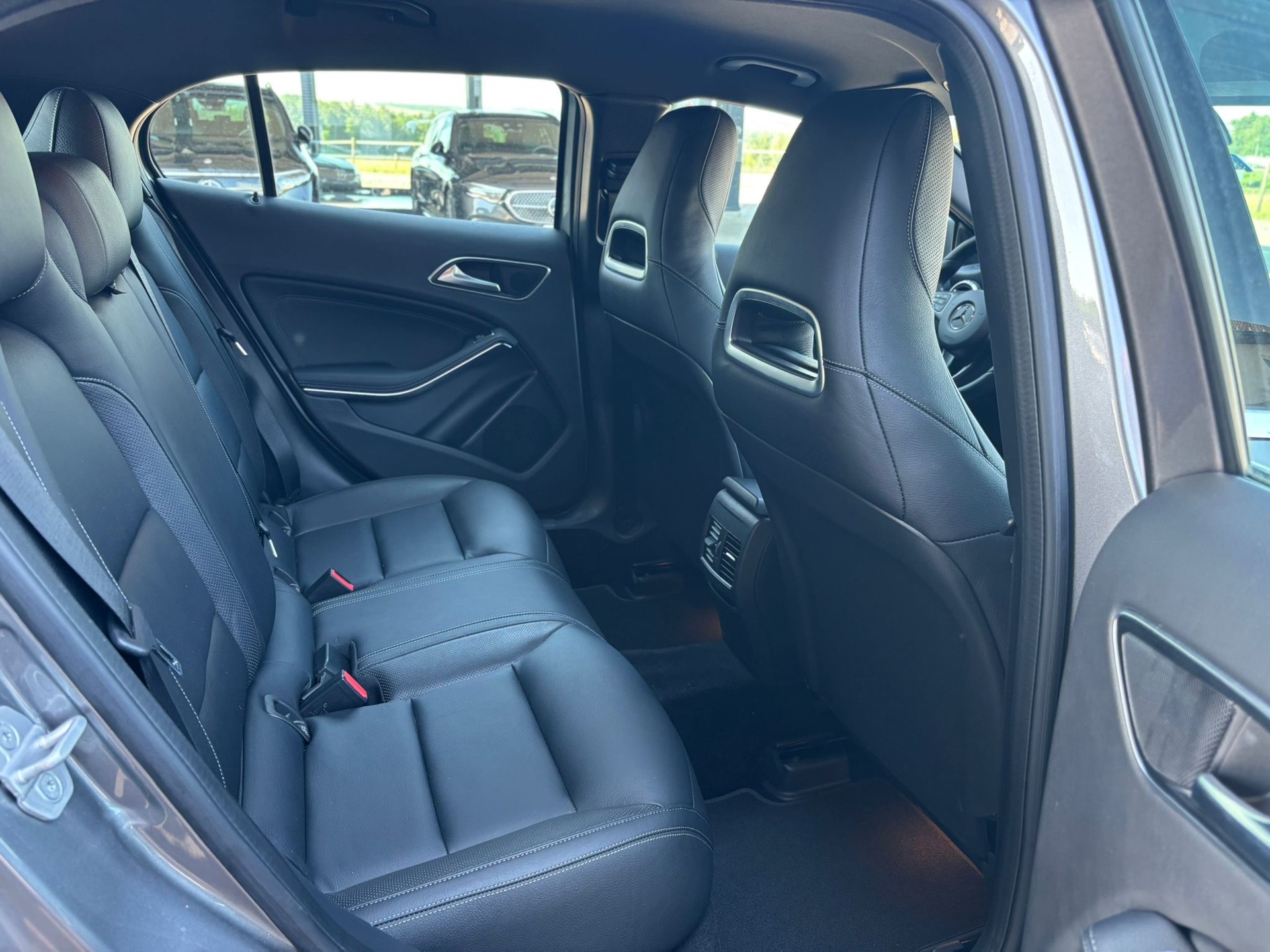 MERCEDES-BENZ GLA 200d Urban 4Matic-image-9