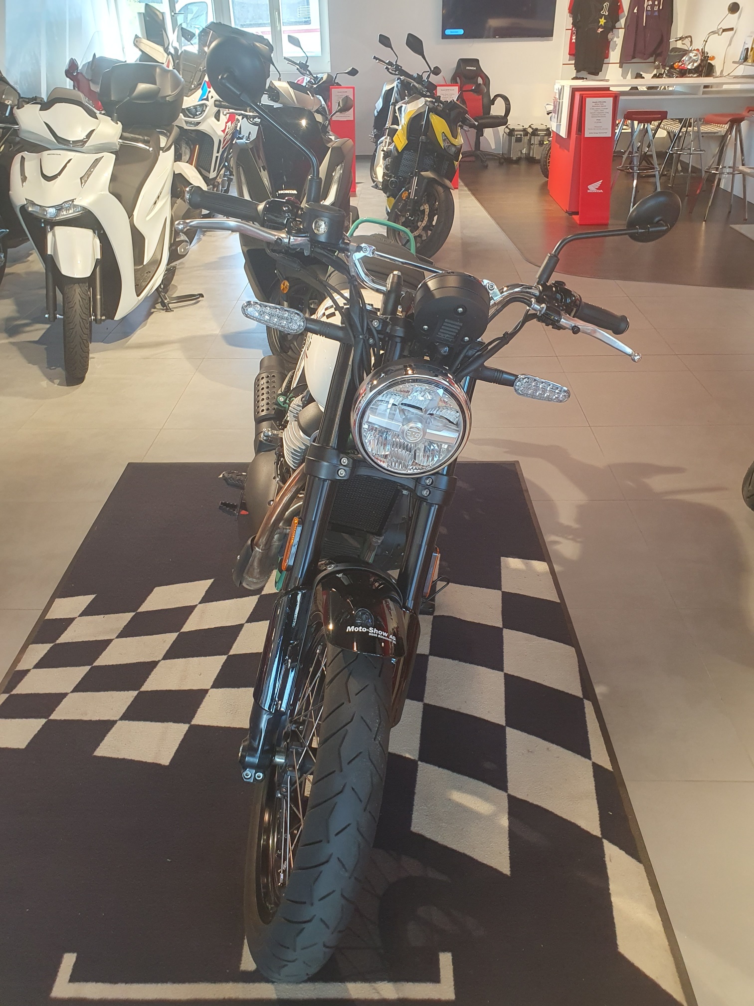 ROYAL ENFIELD Interceptor 650 Dual-showroom-element-1