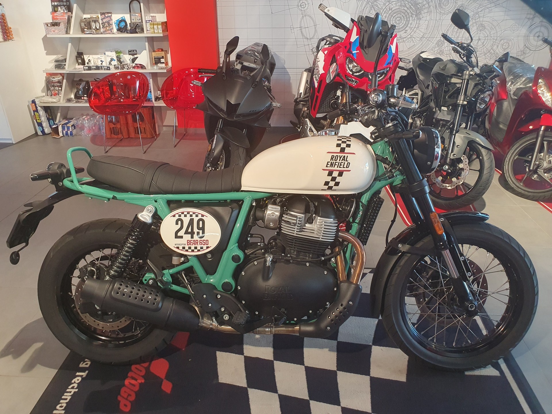 ROYAL ENFIELD Interceptor 650 Dual-showroom-element-2