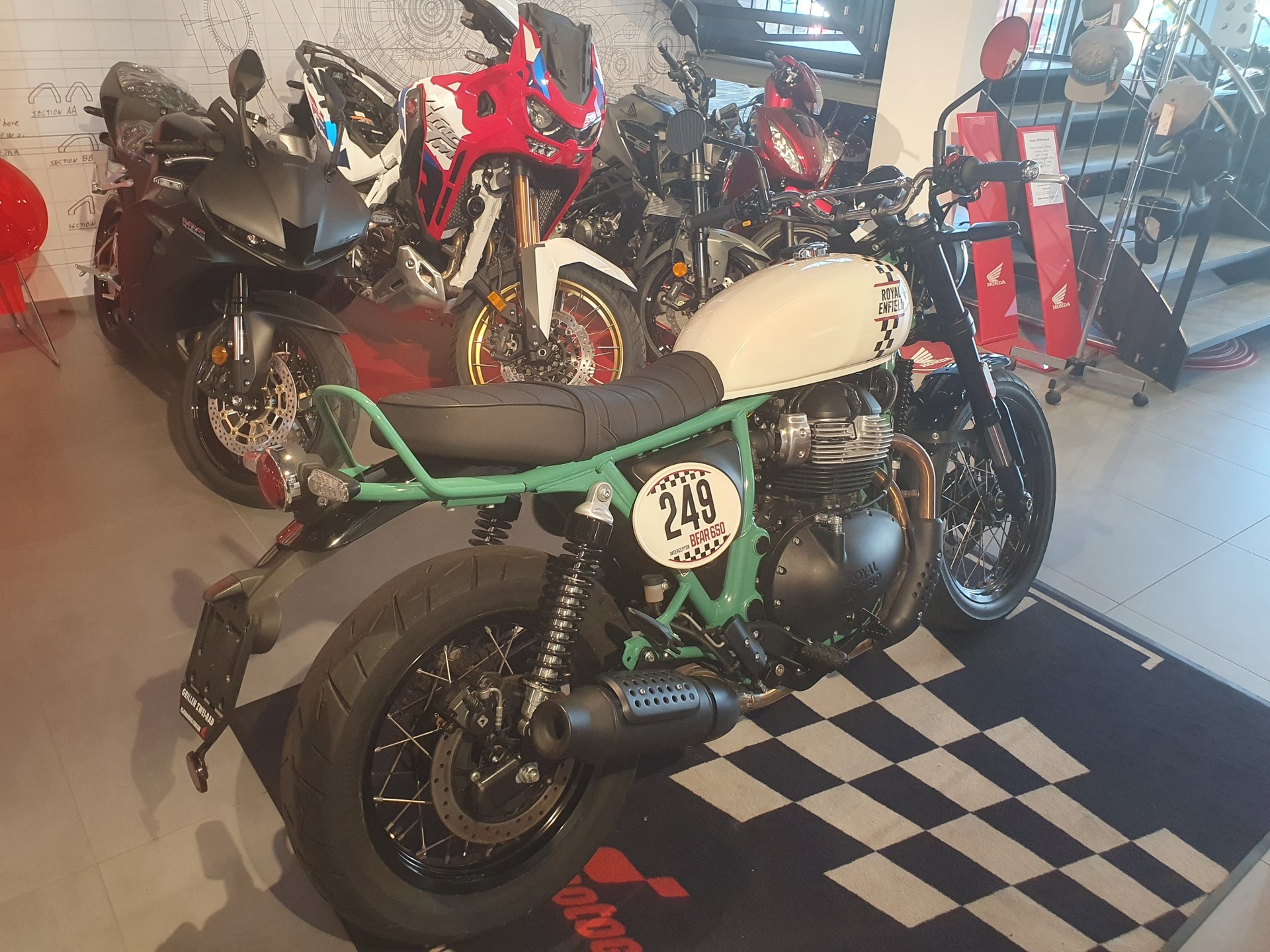 ROYAL ENFIELD Interceptor 650 Dual-showroom-element-3