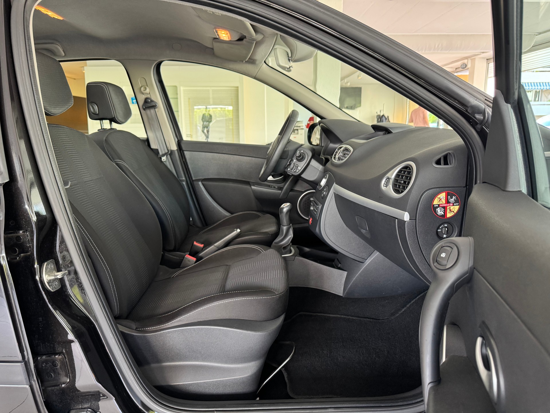 RENAULT Clio 1.2 16V Turbo S-image-12