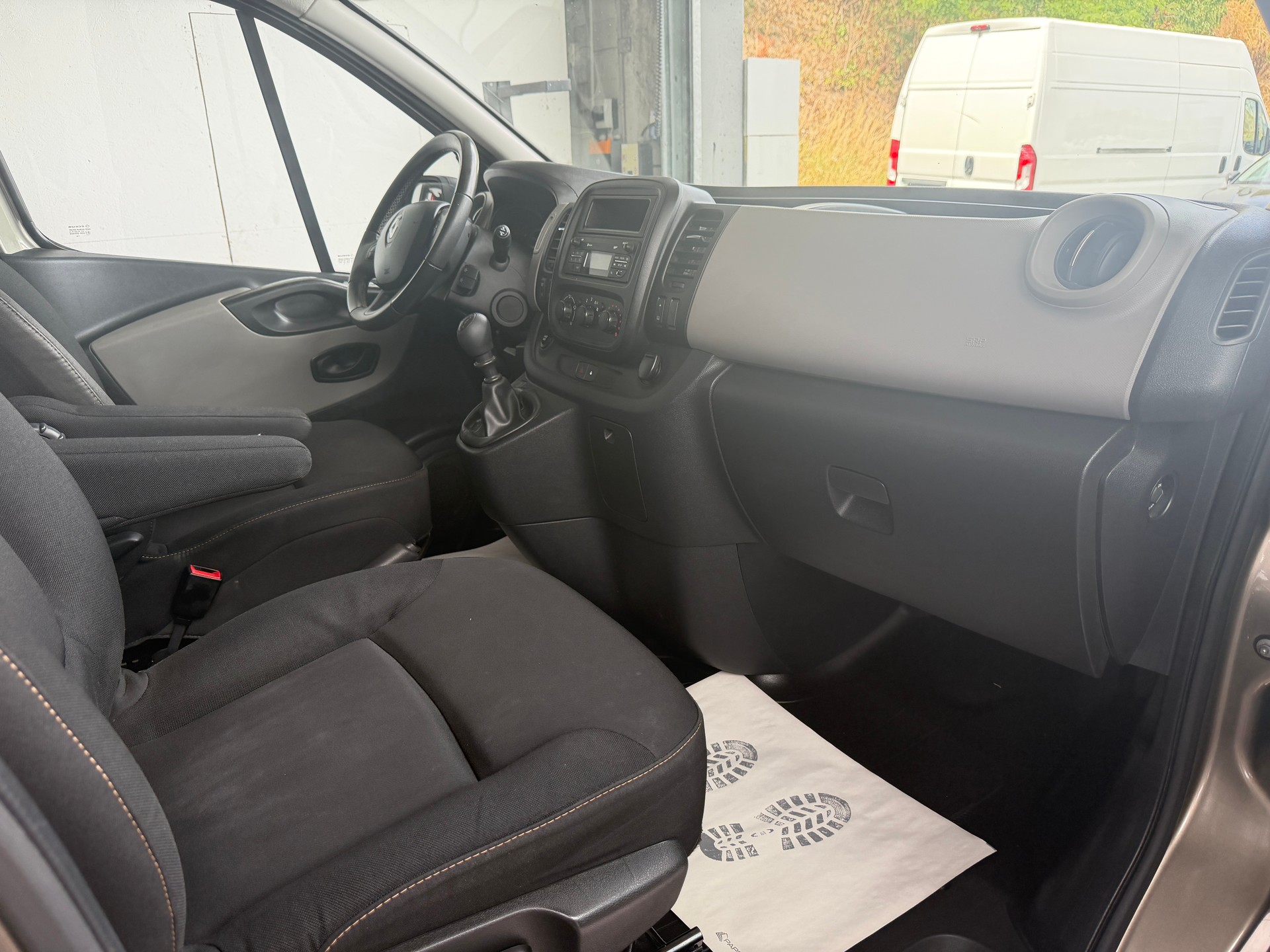 RENAULT Trafic ENERGY dCi 125 Passenger Authentique-image-2