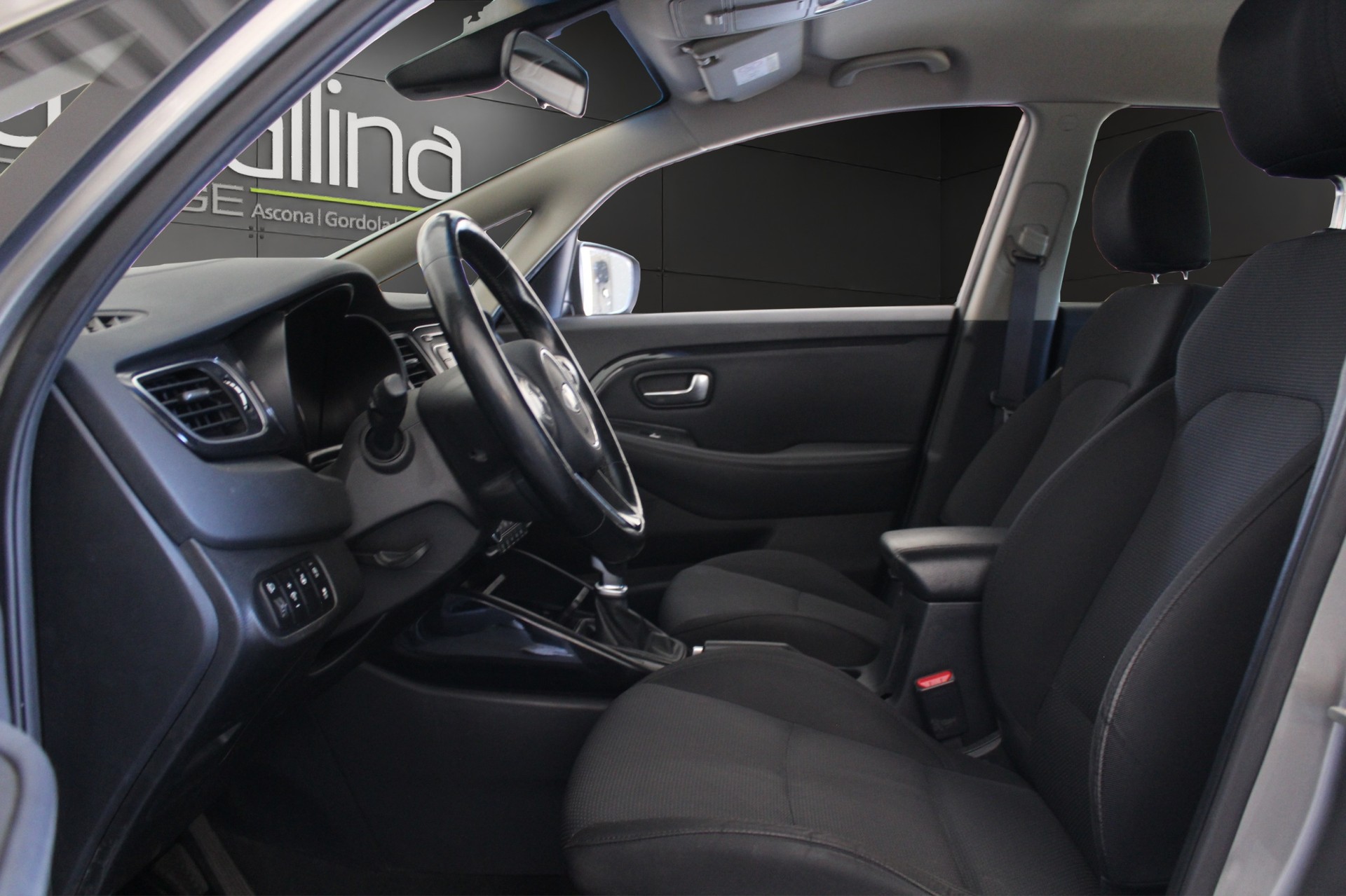 KIA Carens 1.6 GDi Trend-image-6