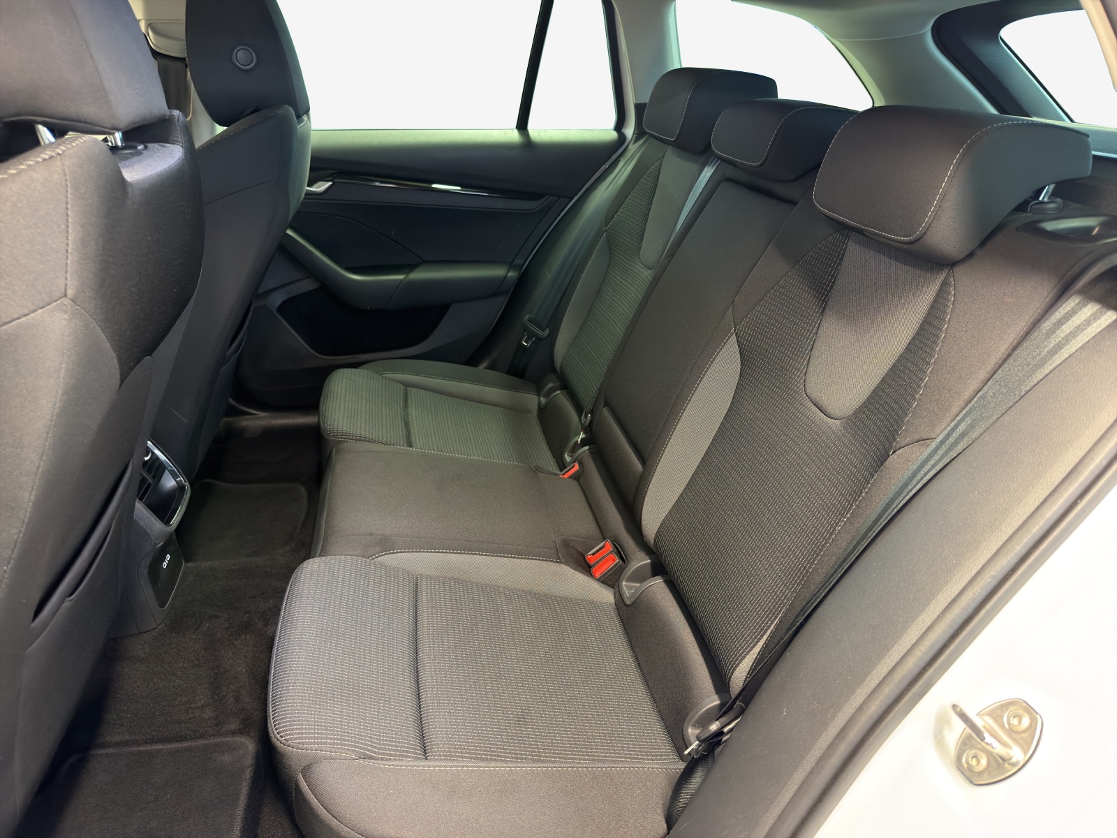 SKODA Octavia Combi 2.0 TDI DSG Selection-image-11