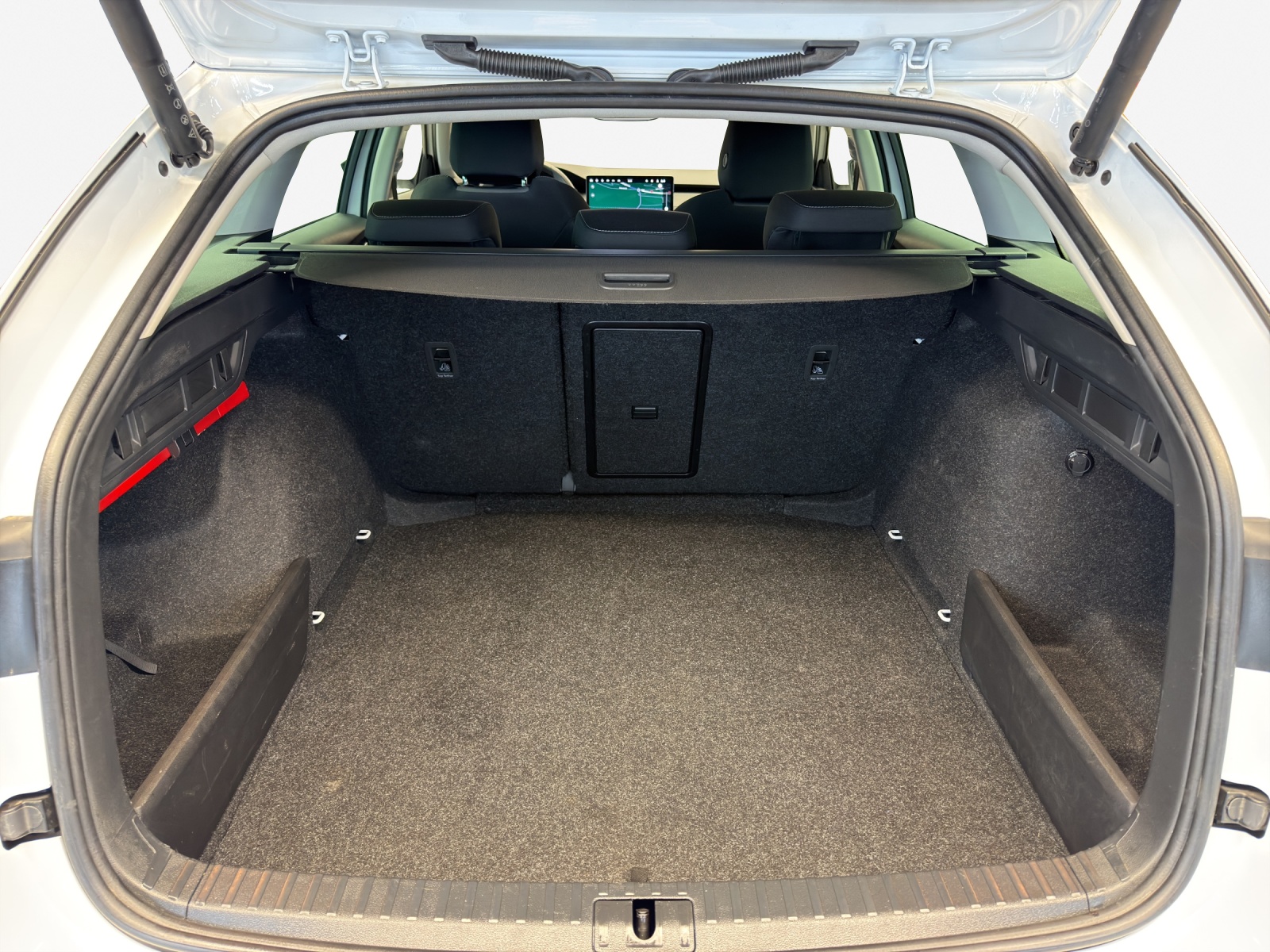 SKODA Octavia Combi 2.0 TDI DSG Selection-image-12