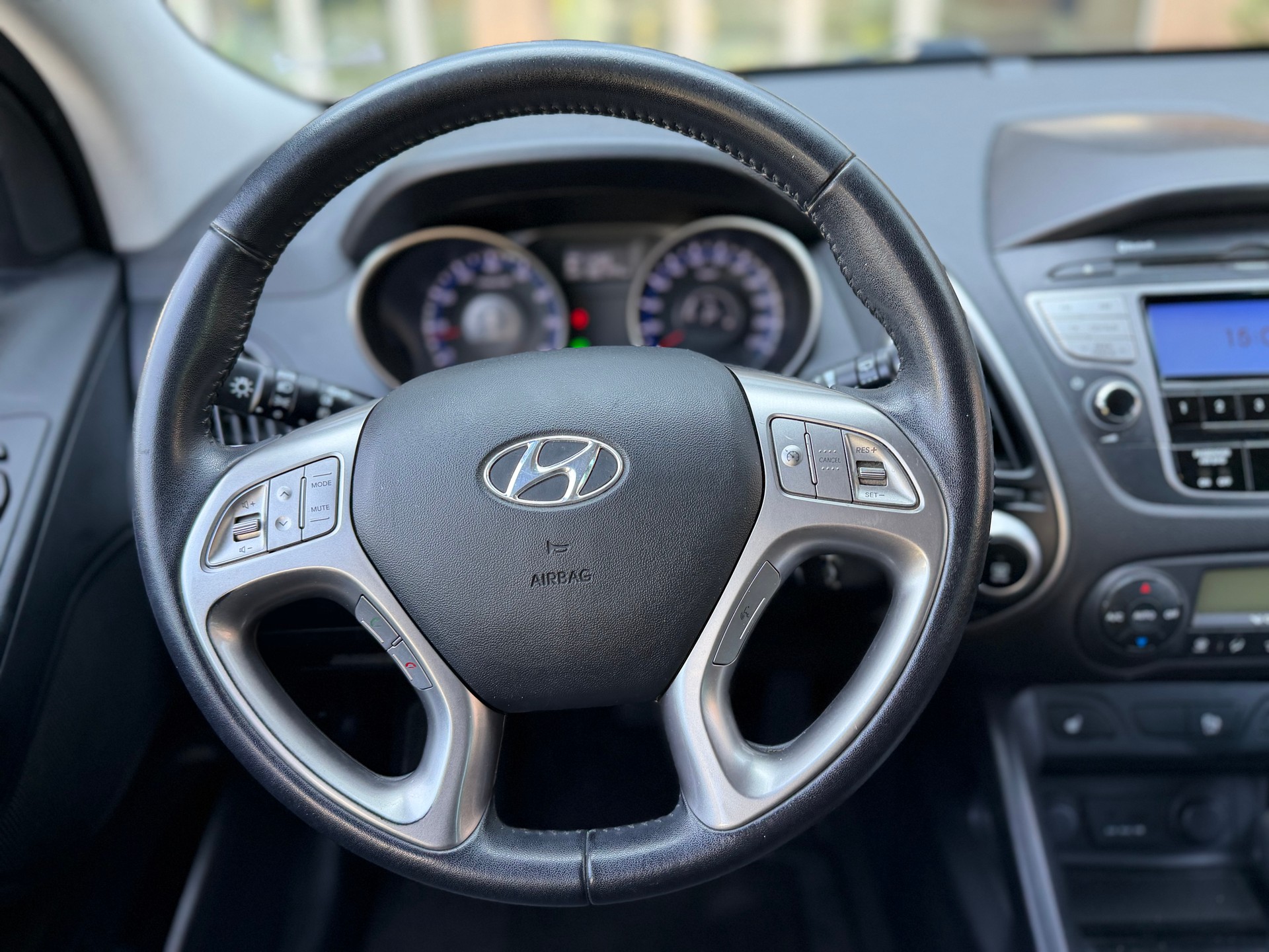 HYUNDAI iX 35 2.0 Style 4WD Automatic-image-11