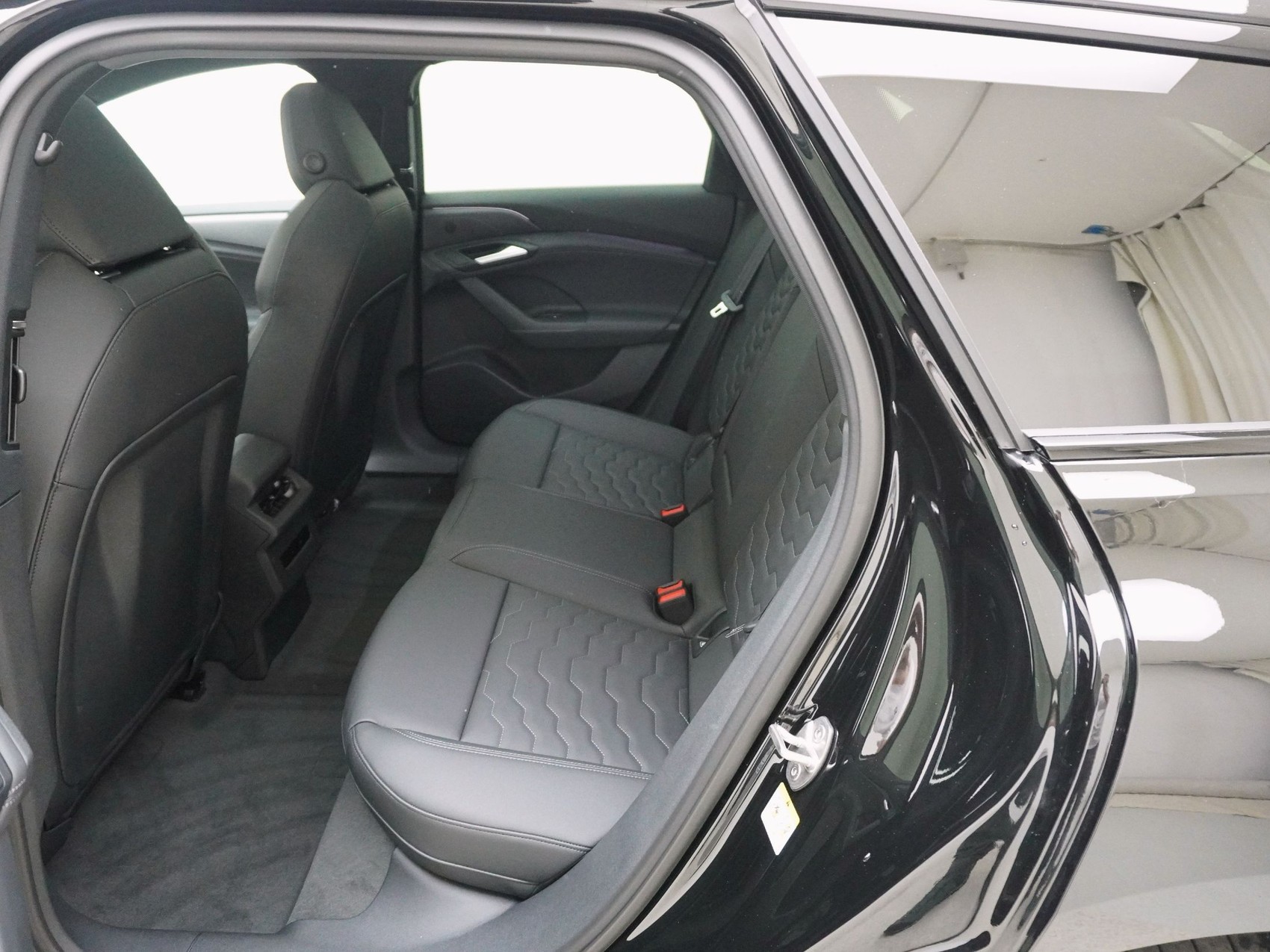 AUDI A6 e-tron Avant quattro S line-image-14