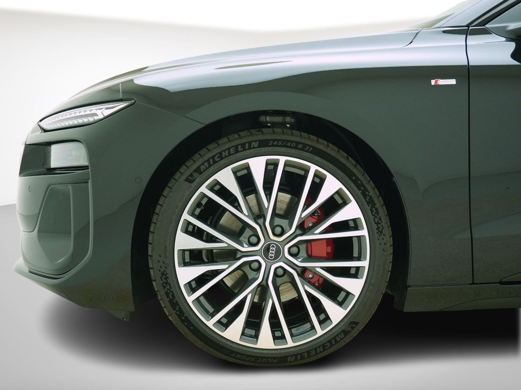 AUDI A6 e-tron Avant quattro S line-image-9