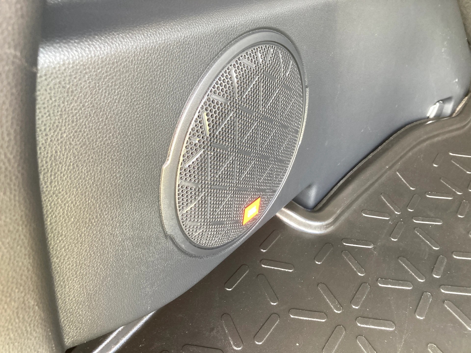 TOYOTA RAV-4 2.5 HSD Premium e-CVT 4WD mit Anhängerkupplung-image-6