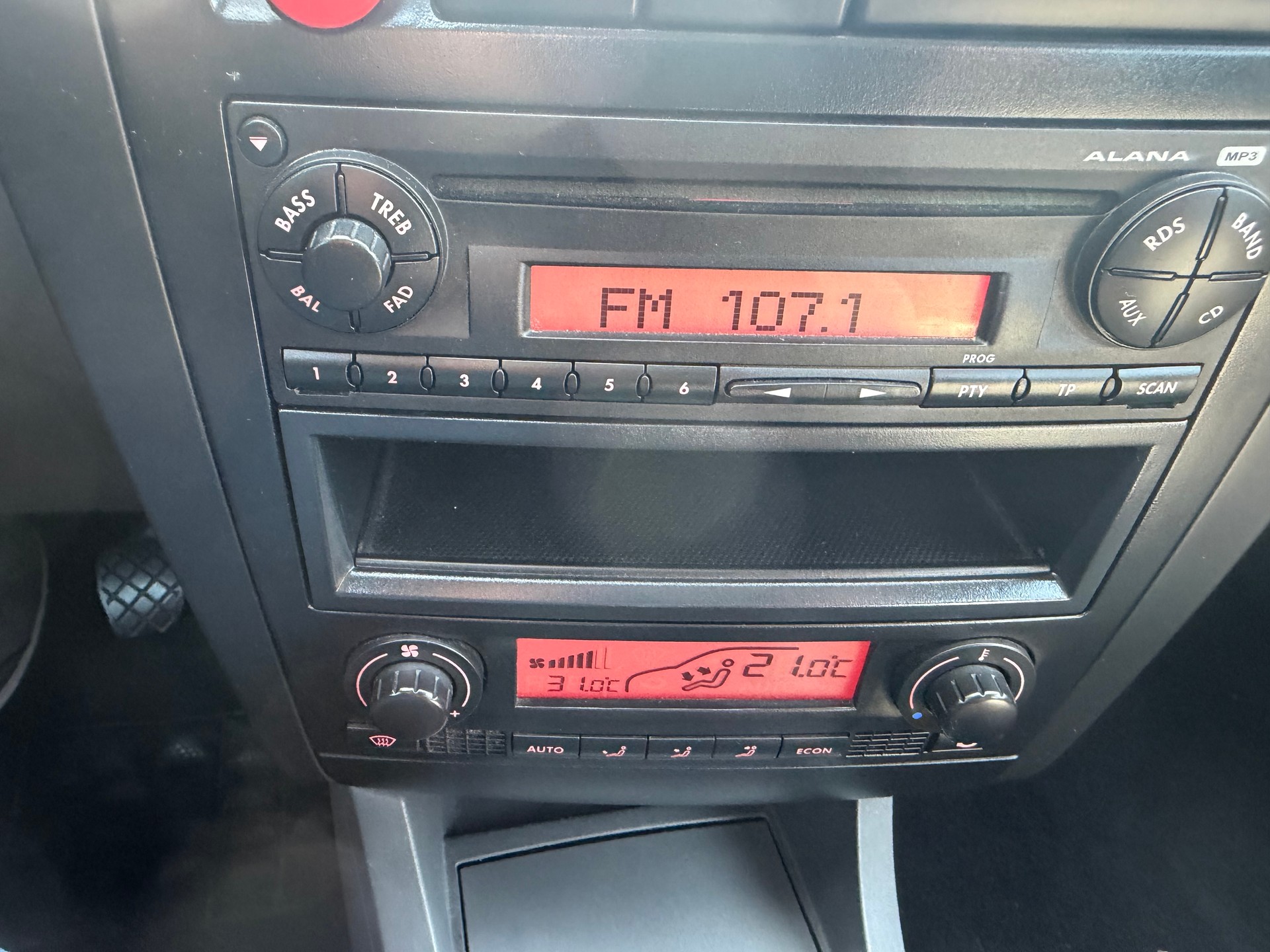 SEAT Ibiza 1.4 16V Reference ** Klima-auto ** 04x Airbag ** Frisch Ab MFK-image-6