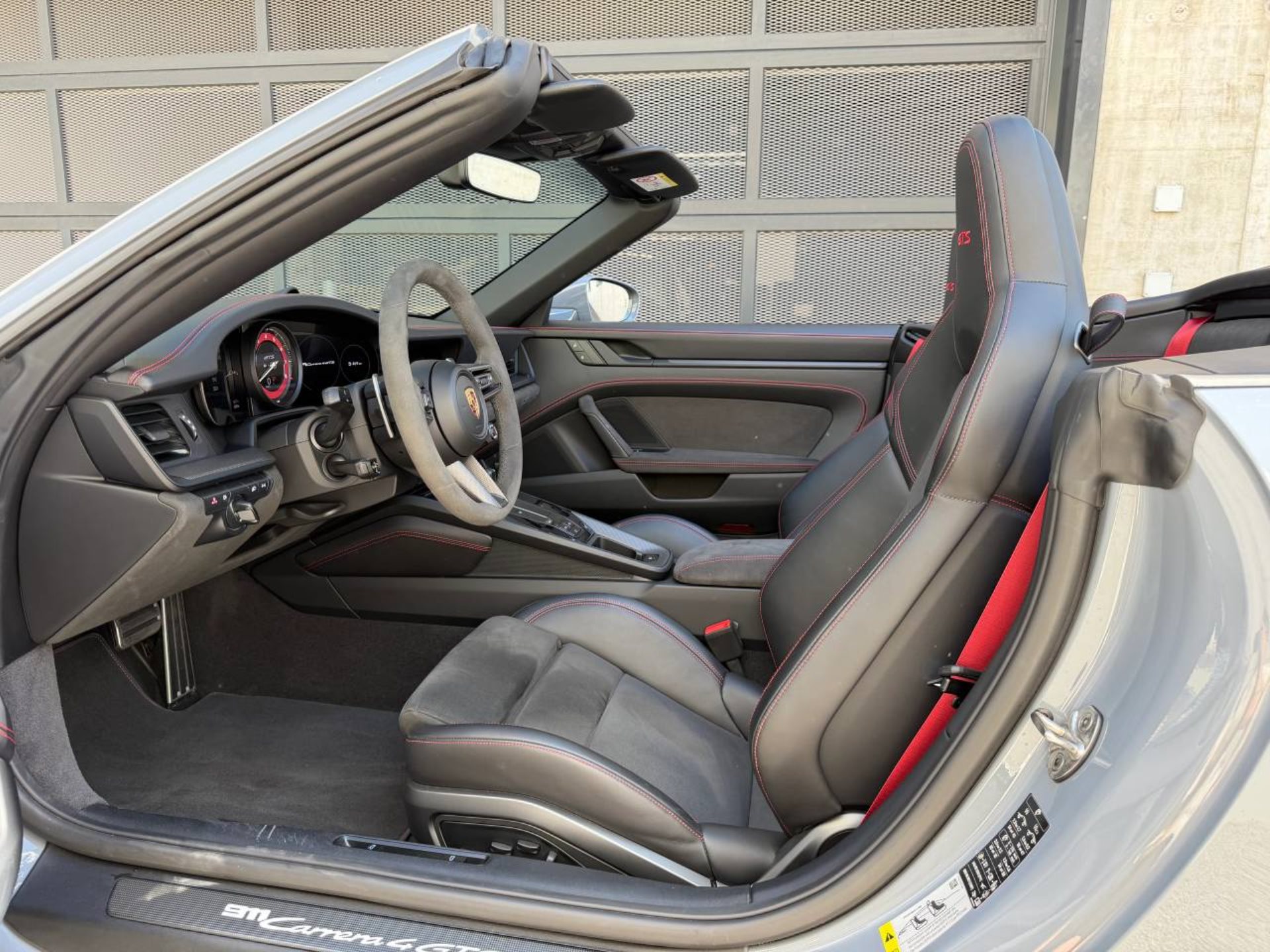 PORSCHE 911 Carrera 4 GTS Cabriolet-image-4