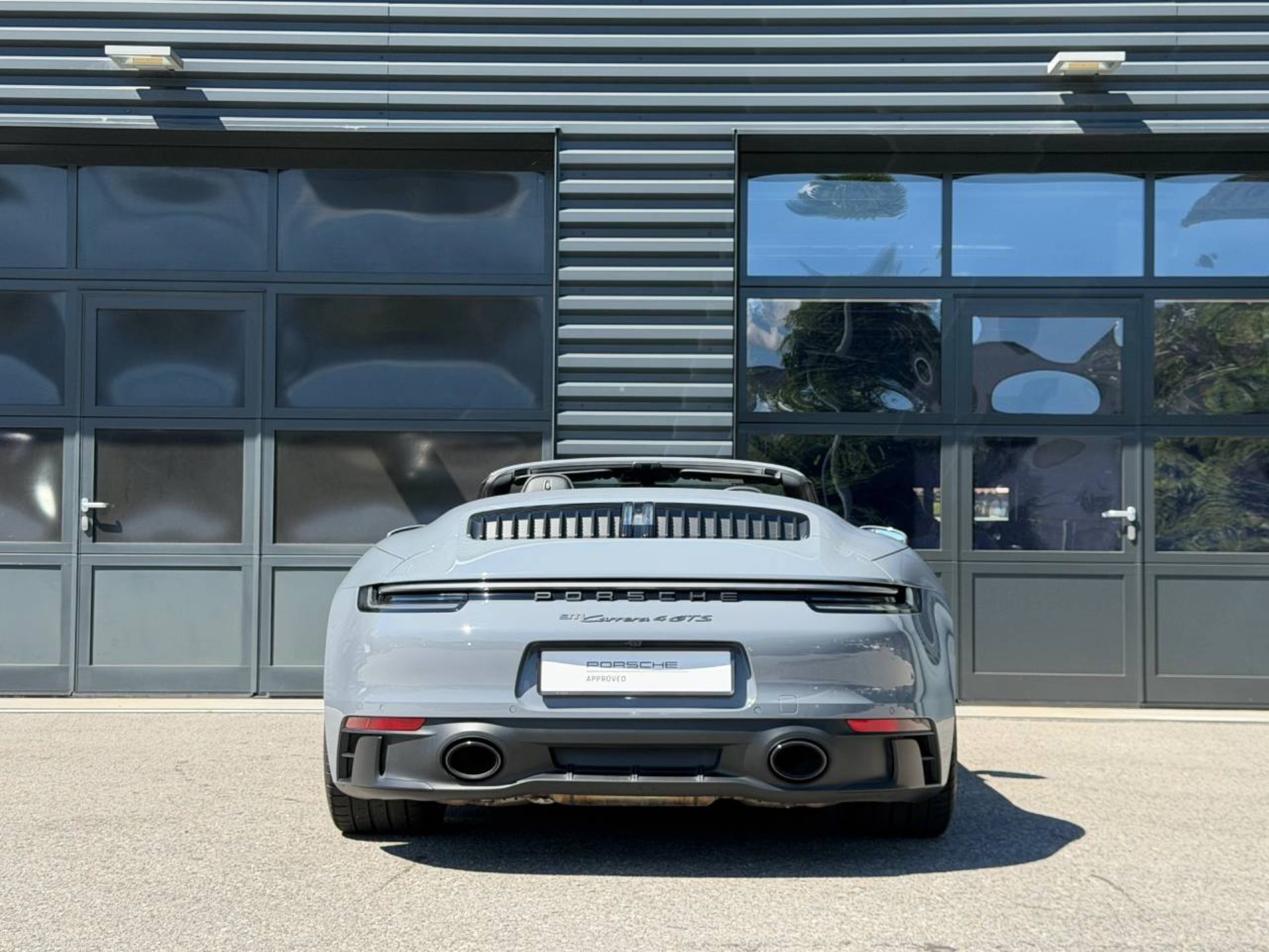 PORSCHE 911 Carrera 4 GTS Cabriolet-image-5