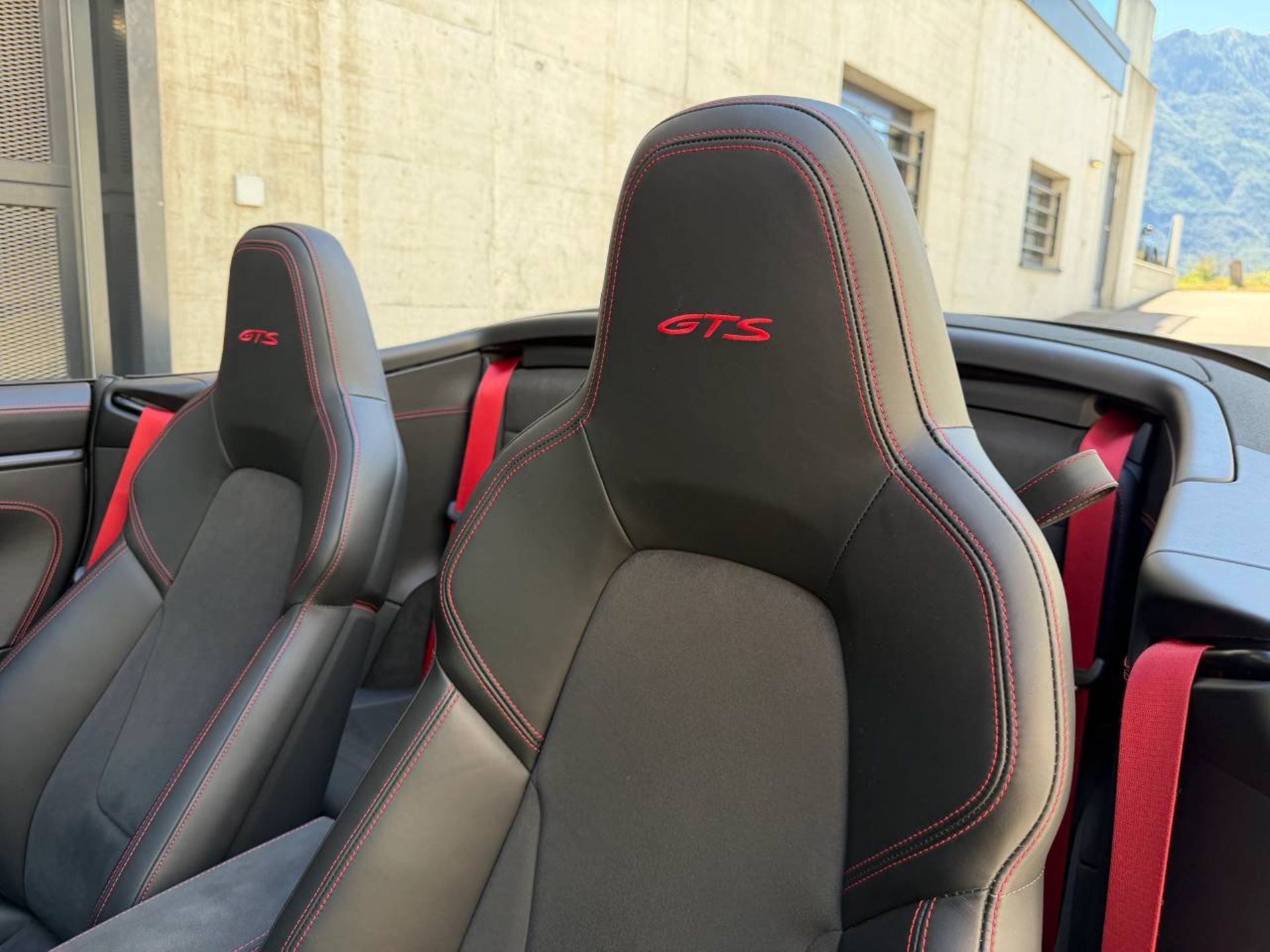 PORSCHE 911 Carrera 4 GTS Cabriolet-image-31