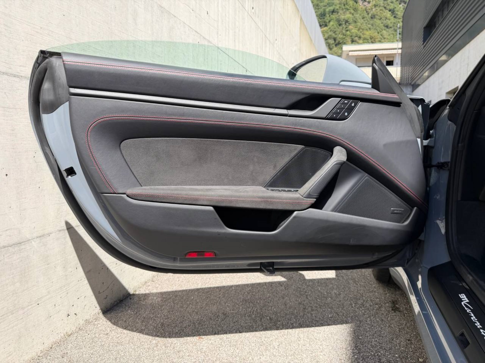 PORSCHE 911 Carrera 4 GTS Cabriolet-image-30