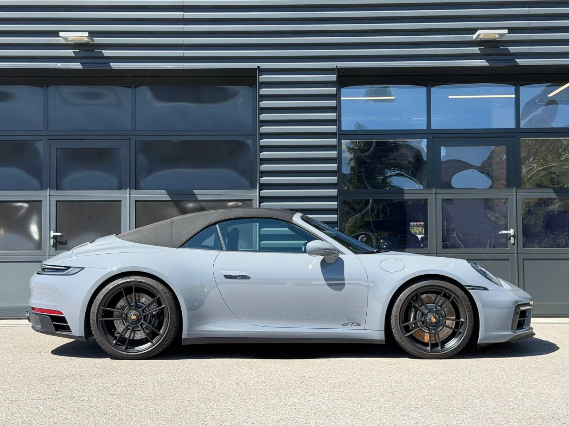PORSCHE 911 Carrera 4 GTS Cabriolet-image-8