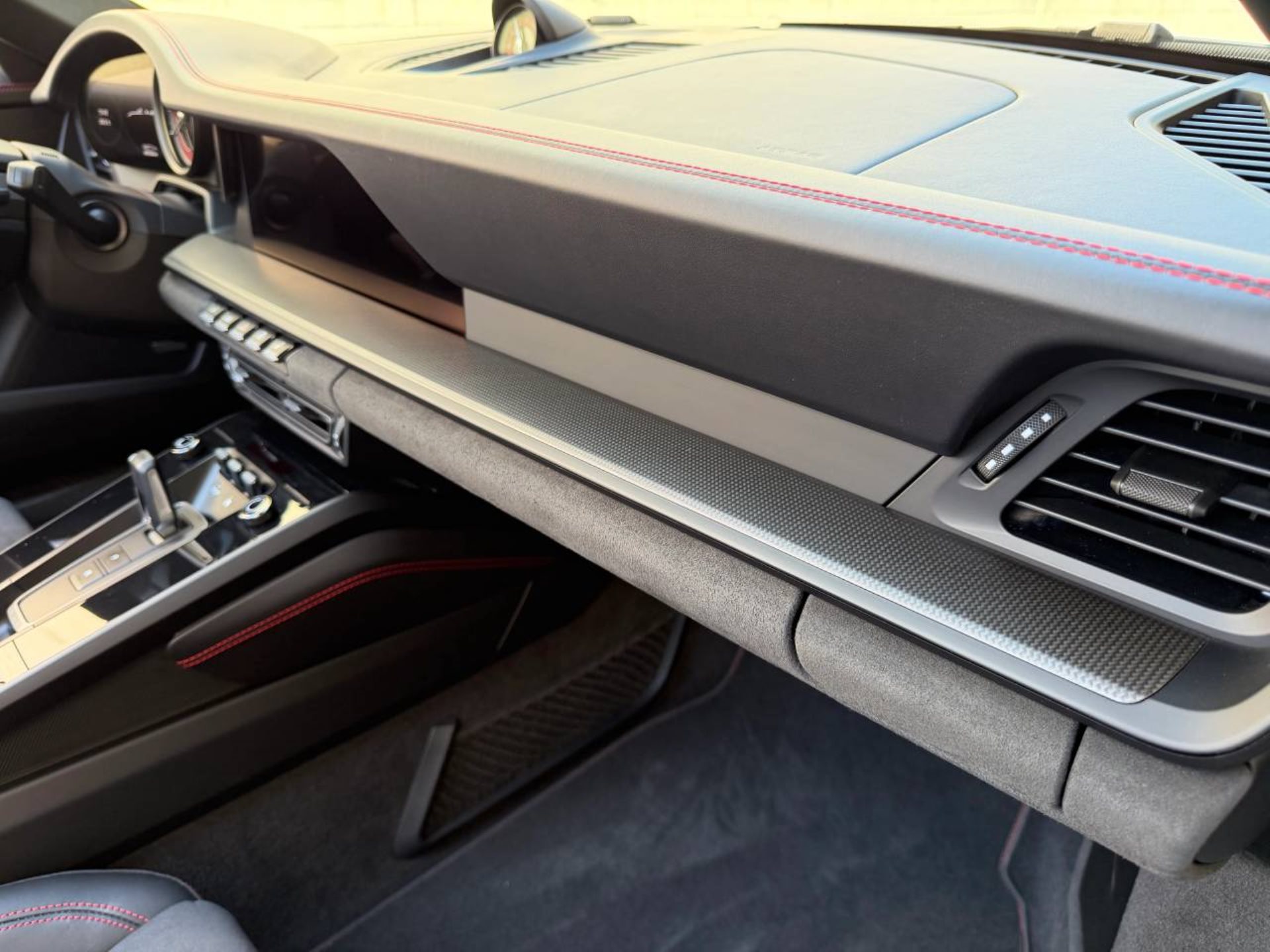 PORSCHE 911 Carrera 4 GTS Cabriolet-image-25