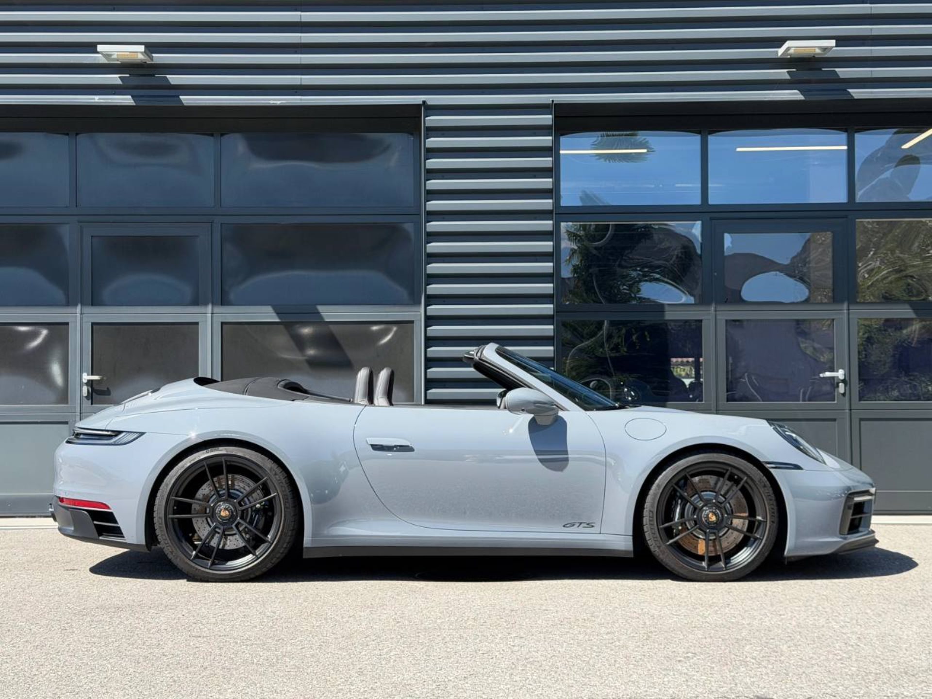 PORSCHE 911 Carrera 4 GTS Cabriolet-image-7