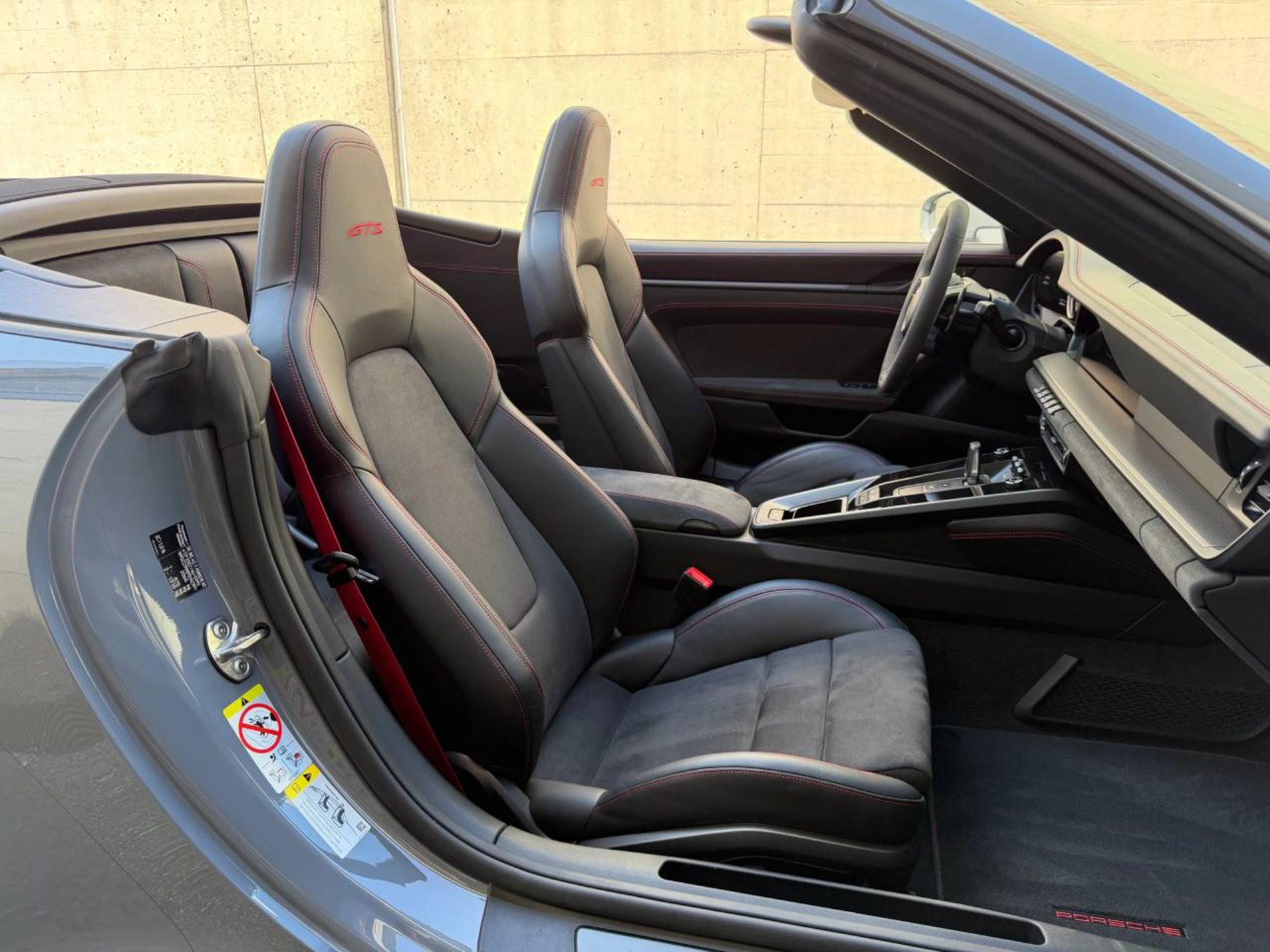 PORSCHE 911 Carrera 4 GTS Cabriolet-image-17