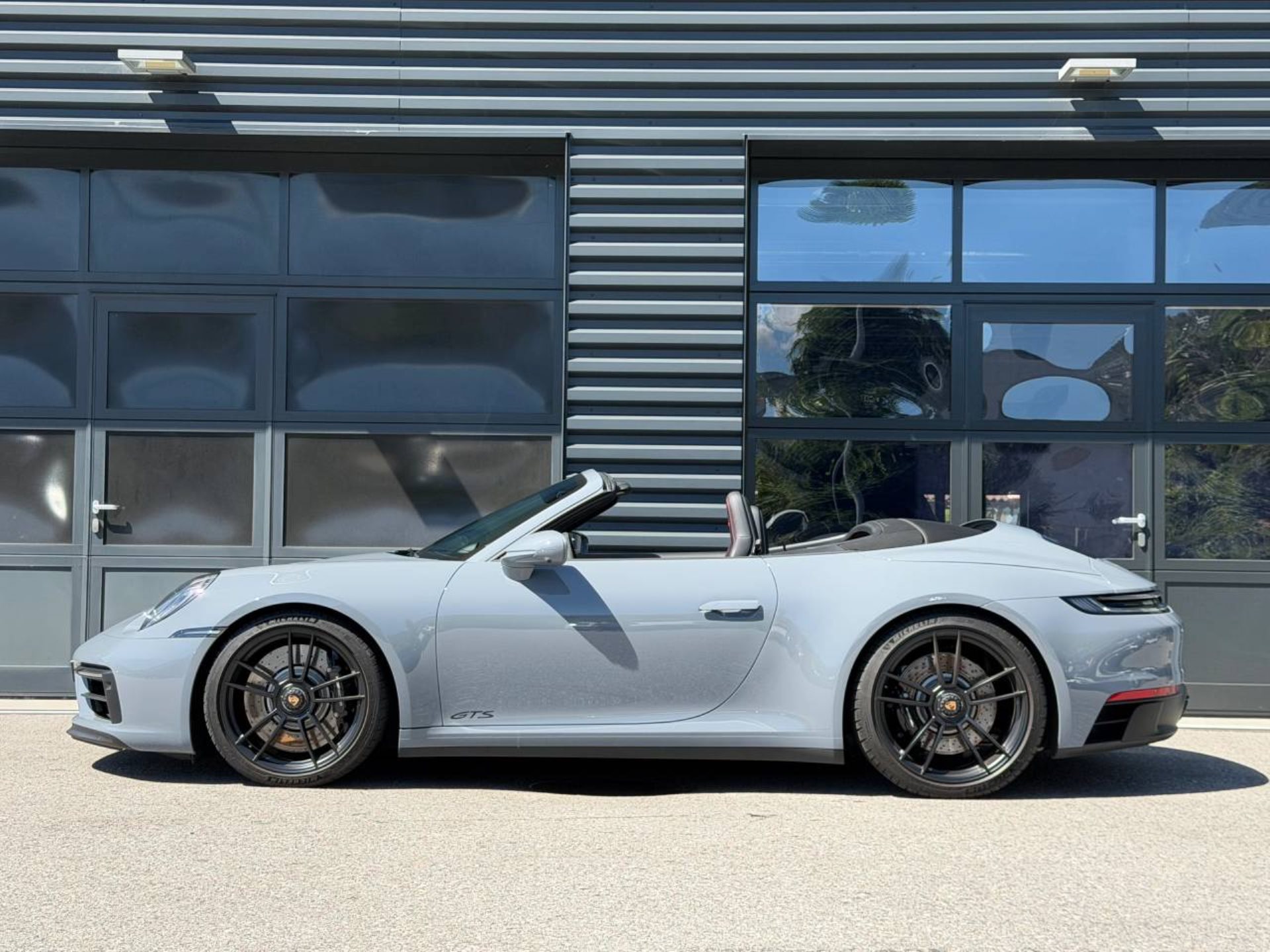 PORSCHE 911 Carrera 4 GTS Cabriolet-showroom-element-1