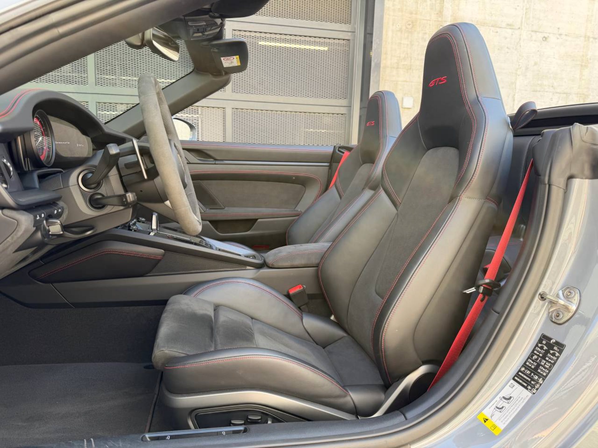 PORSCHE 911 Carrera 4 GTS Cabriolet-image-16