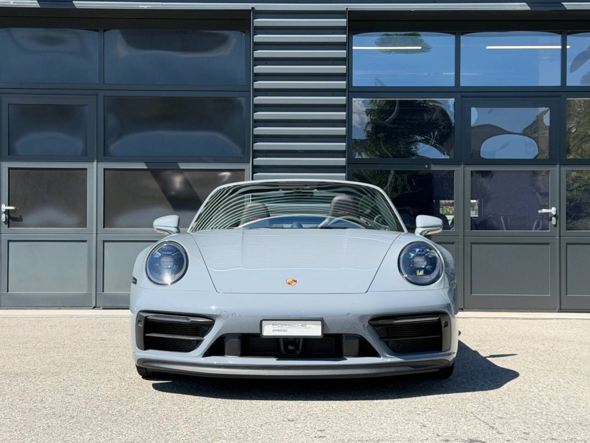 PORSCHE 911 Carrera 4 GTS Cabriolet-image-10