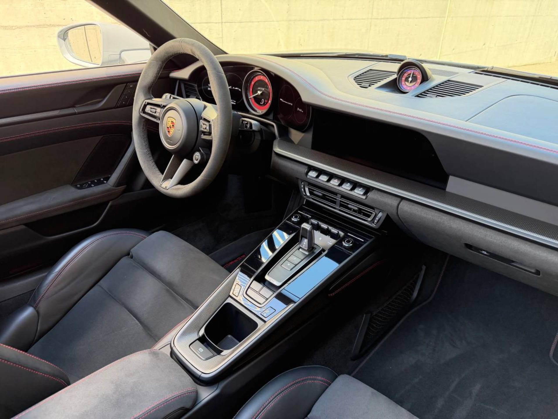 PORSCHE 911 Carrera 4 GTS Cabriolet-image-27