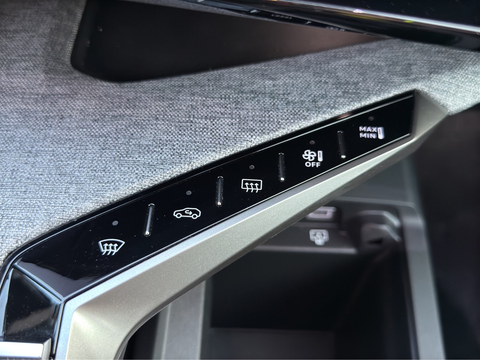 PEUGEOT 5008 145 Hybrid e-DCS6 GT-image-29