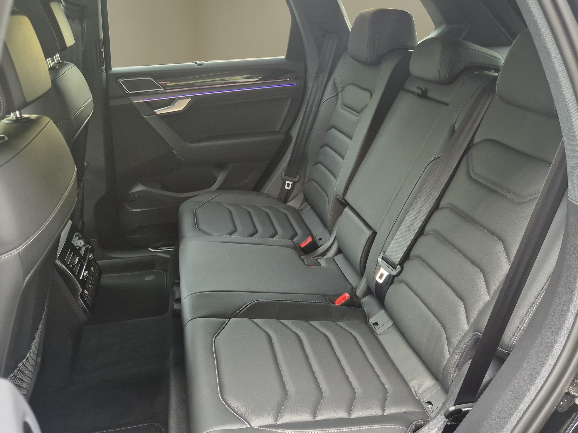 VW Touareg 3.0 TDI R-Line Tiptronic-image-15