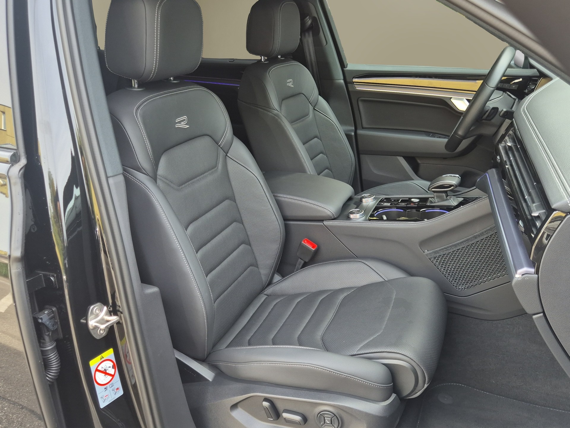 VW Touareg 3.0 TDI R-Line Tiptronic-image-16