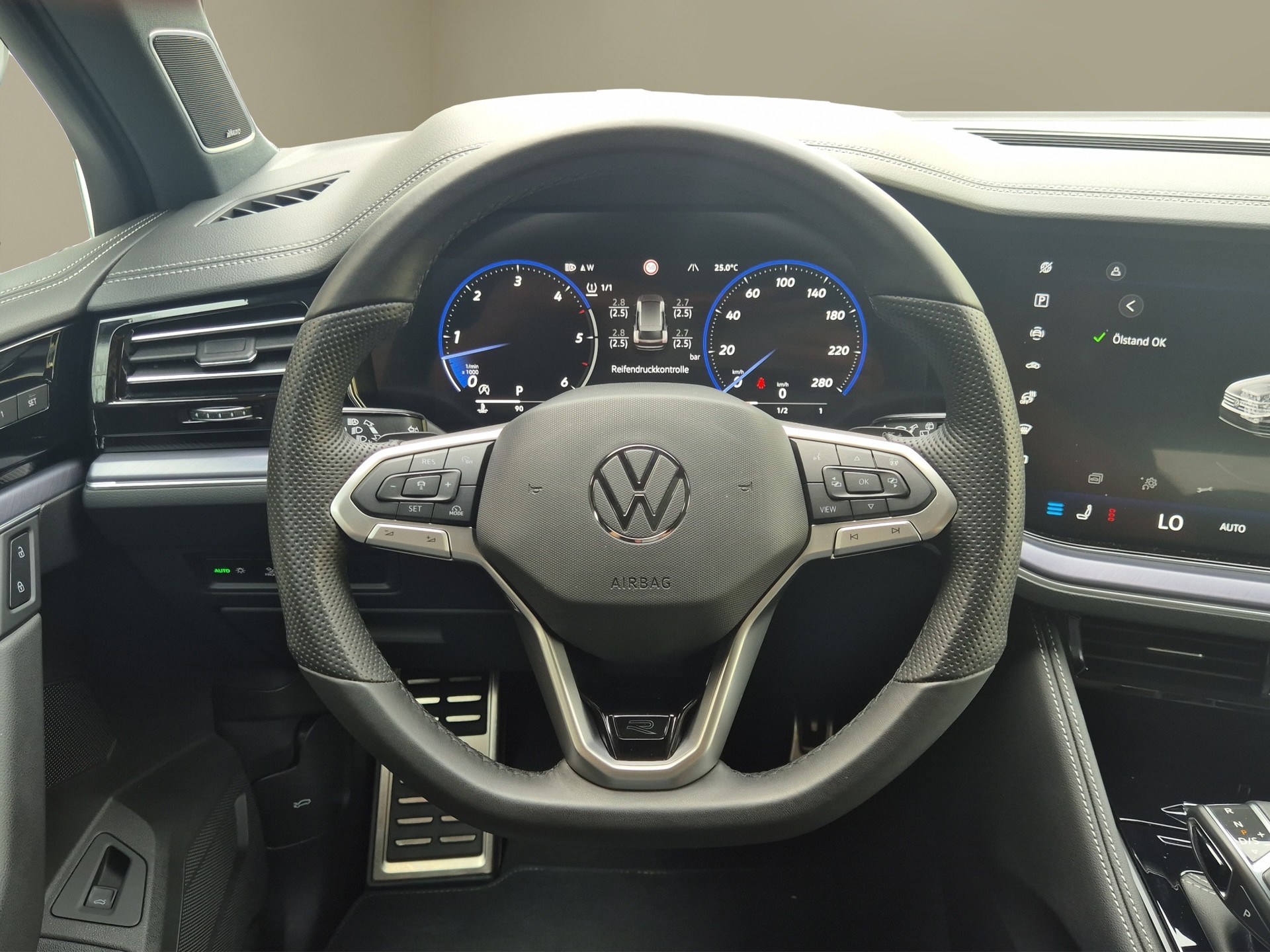 VW Touareg 3.0 TDI R-Line Tiptronic-image-12