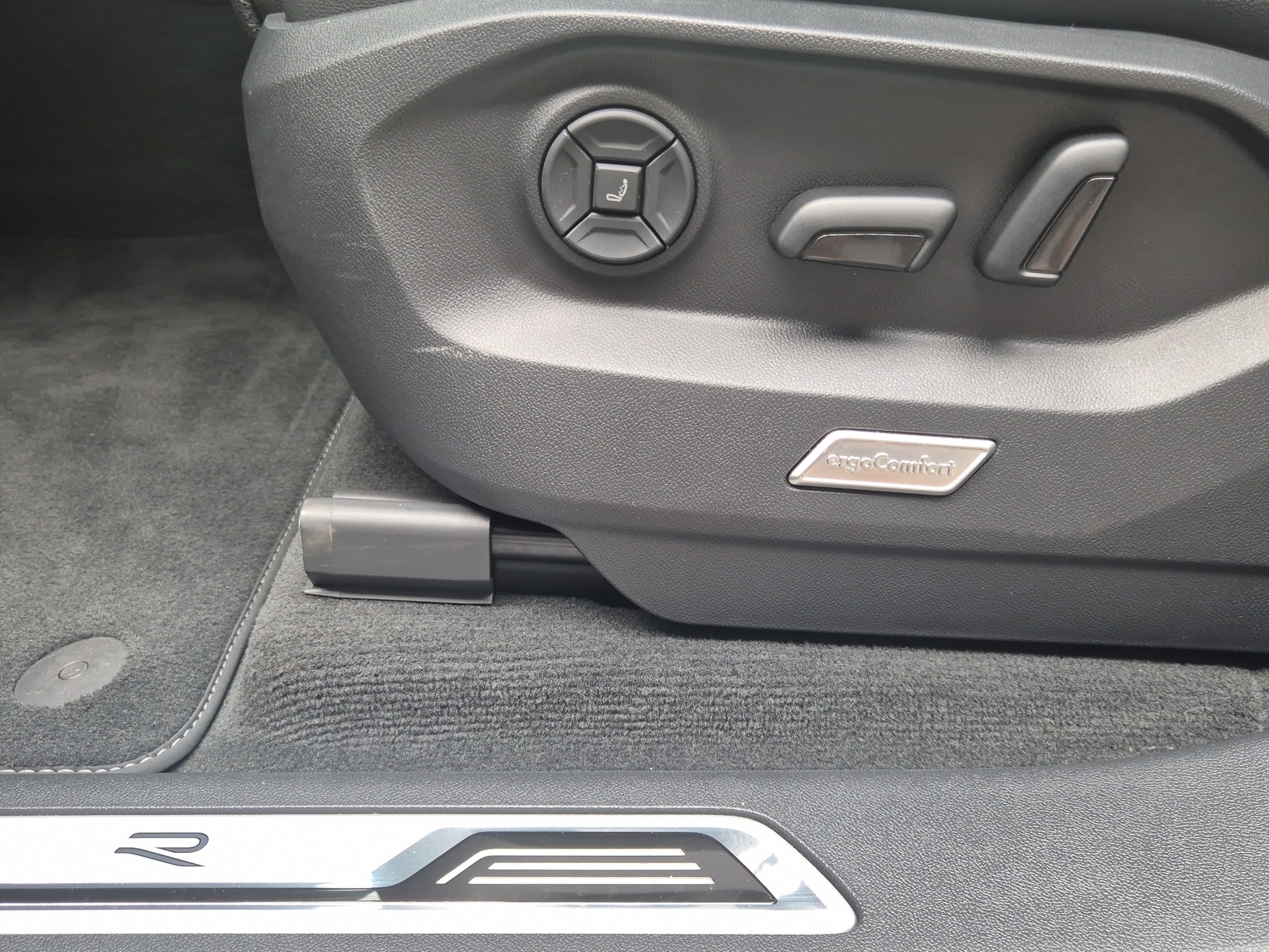 VW Touareg 3.0 TDI R-Line Tiptronic-image-9