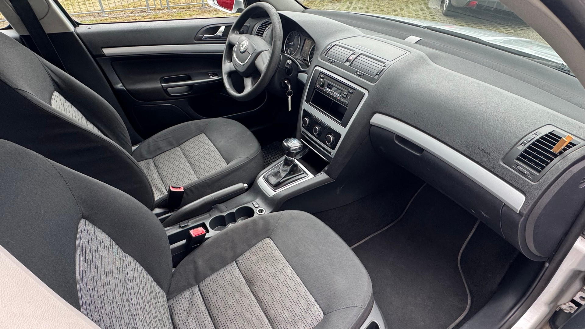 SKODA Octavia Combi 1.6 TDI Elegance DSG-image-7