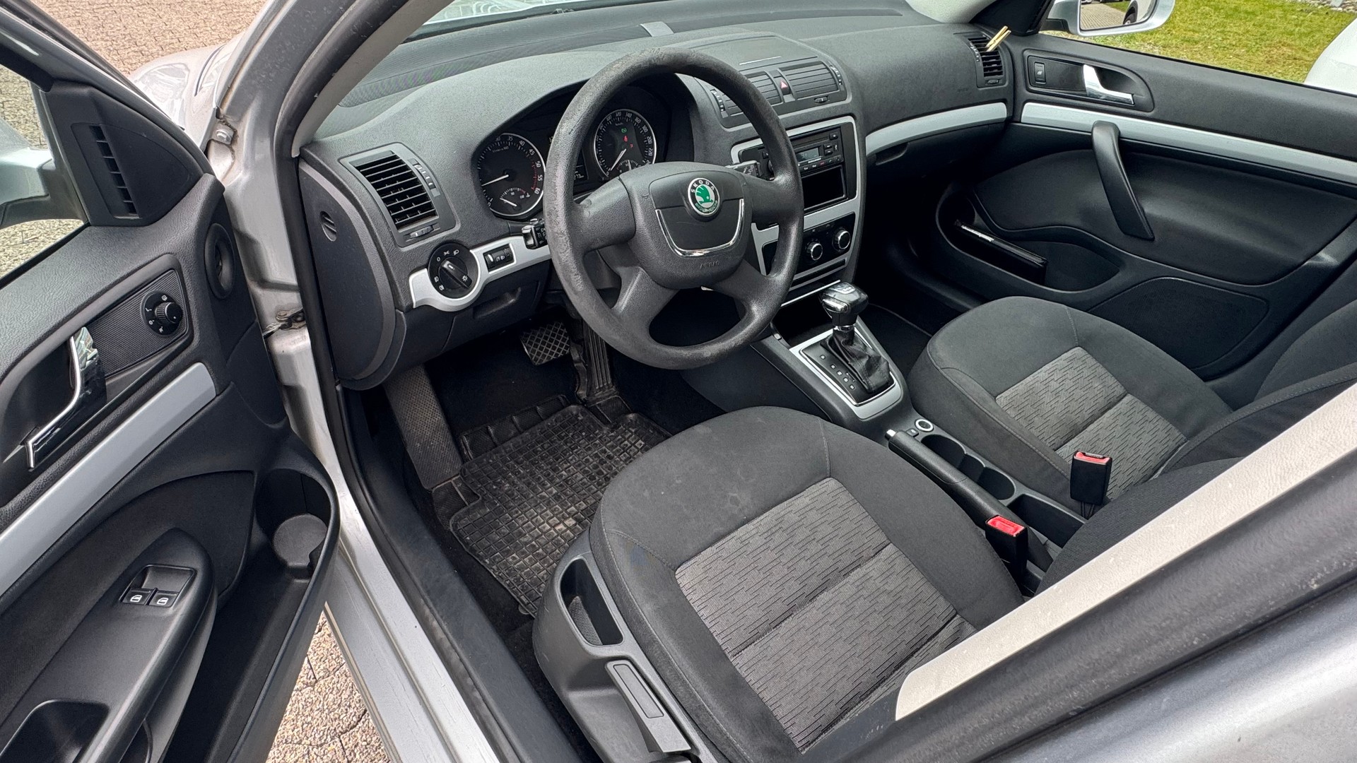 SKODA Octavia Combi 1.6 TDI Elegance DSG-image-5