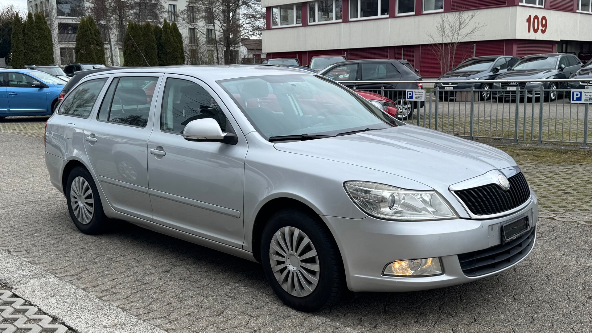 SKODA Octavia Combi 1.6 TDI Elegance DSG-image-2