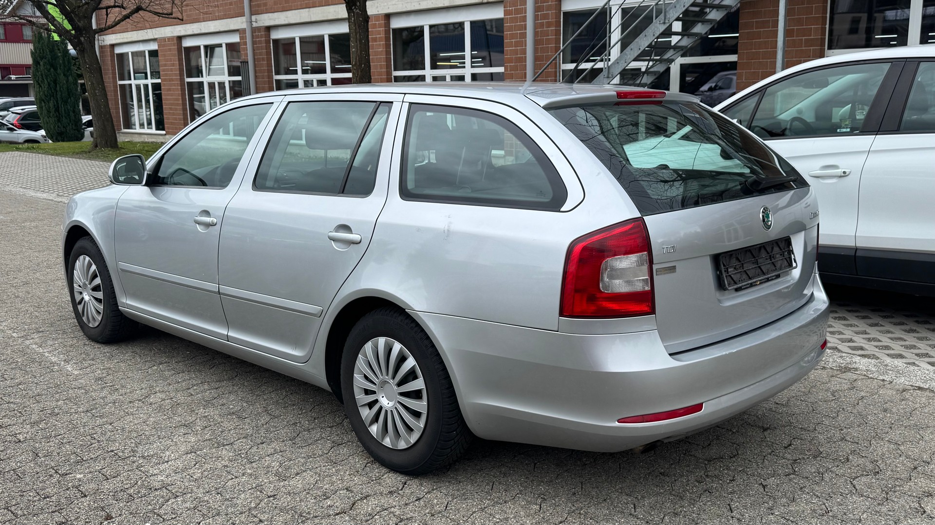 SKODA Octavia Combi 1.6 TDI Elegance DSG-image-4