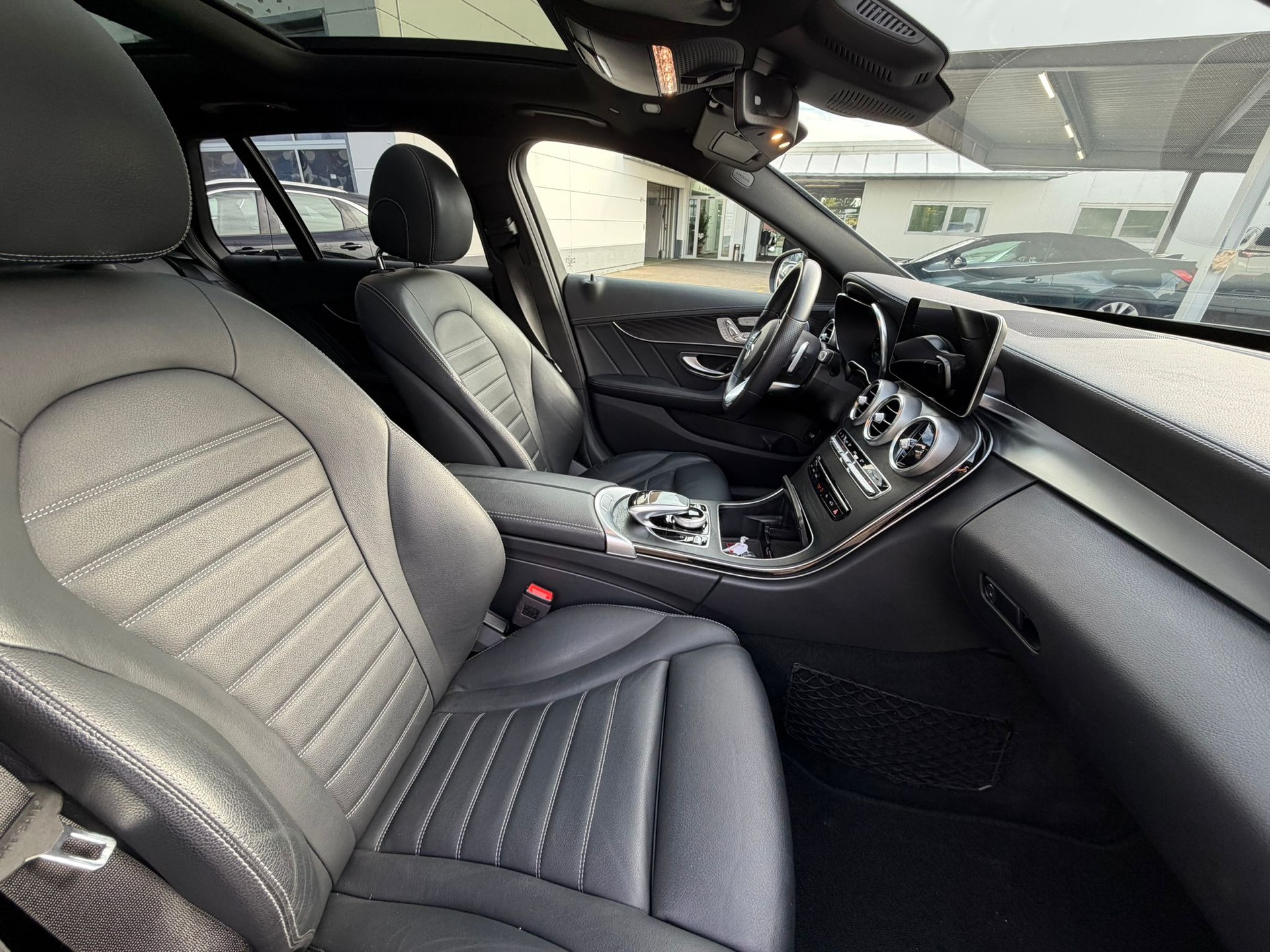 MERCEDES-BENZ C 220 d Swiss Star AMG Line 4M 9G-Tronic-image-12