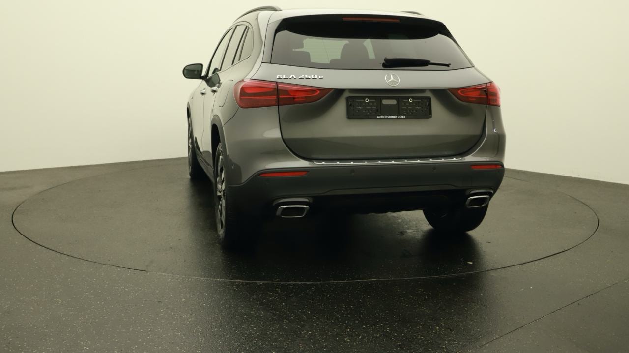 MERCEDES-BENZ GLA 250 e Progressive Line 8G-DCT-image-3